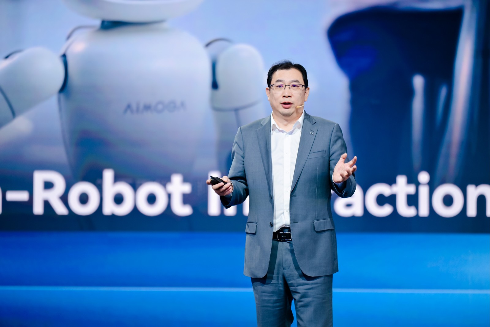 จาง กุ้ยปิง รองประธานบริหาร Chery Auto และผู้จัดการทั่วไปของ AiMOGA Robotics กล่าวบนเวที