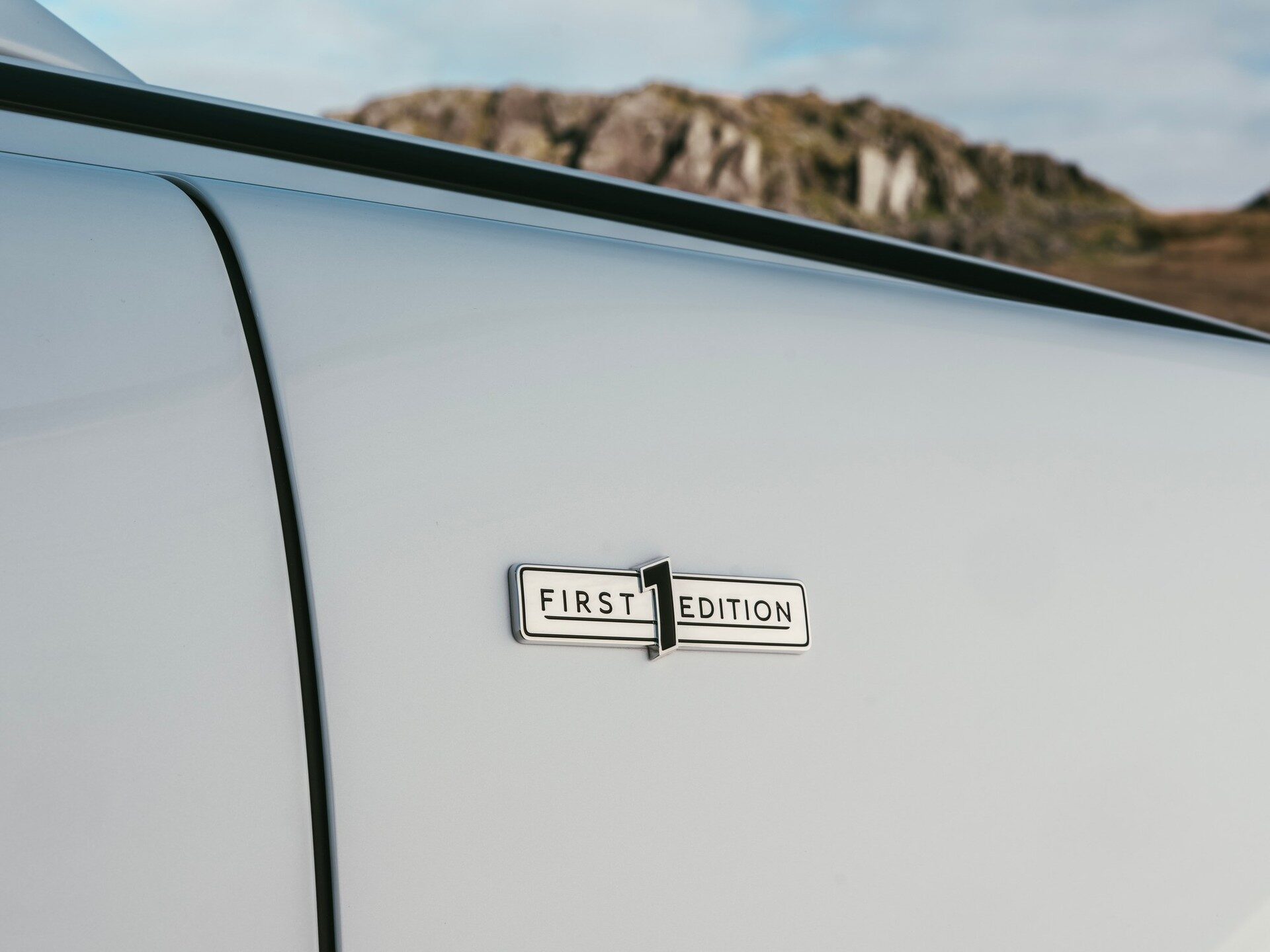 ตราสัญลักษณ์ First Edition บนบังโคลนหน้า Bentley Torcal