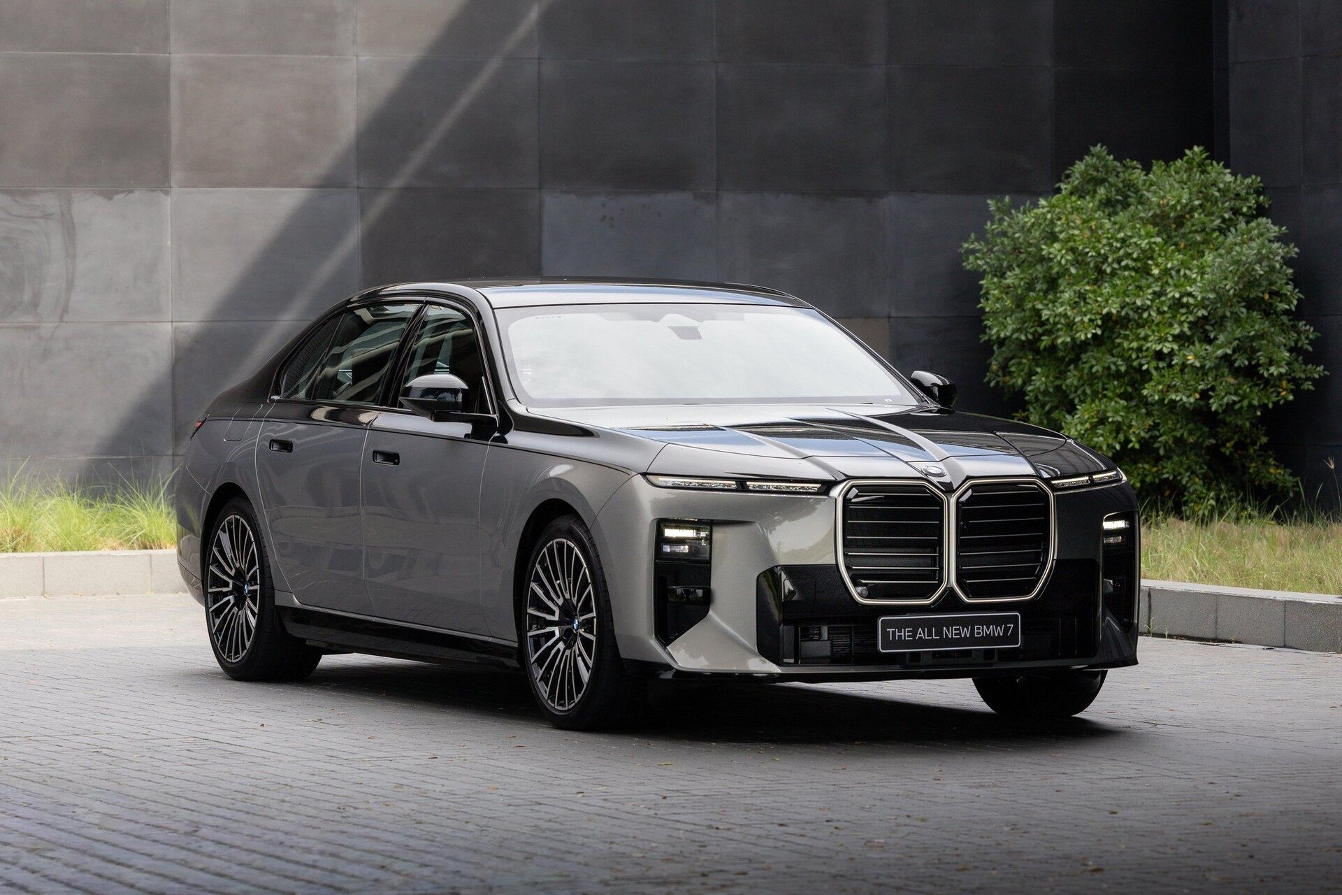 BMW ซีรีส์ 7 ใหม่ สีเทา มุมหน้า