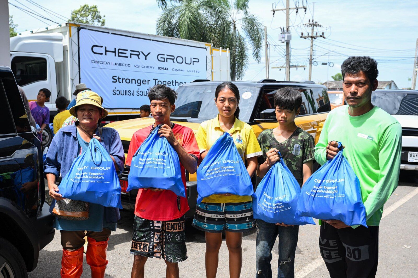 ตัวแทนประชาชนรับมอบถุงยังชีพหน้าขบวนรถ JAECOO 6 EV ณ เทศบาลตำบลบางสมบูรณ์