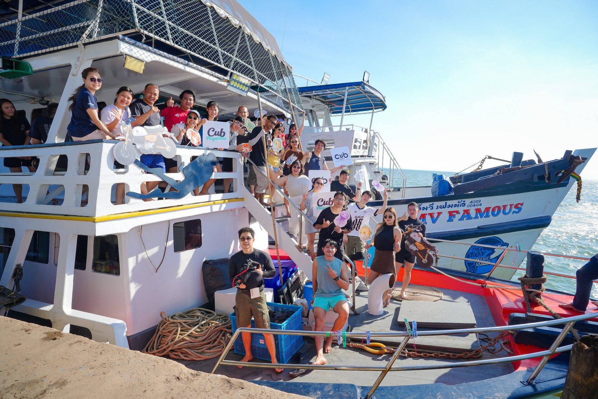 ผู้ร่วมทริป CUB PLAYVENTURE บนเรือก่อนออกไปดำน้ำ