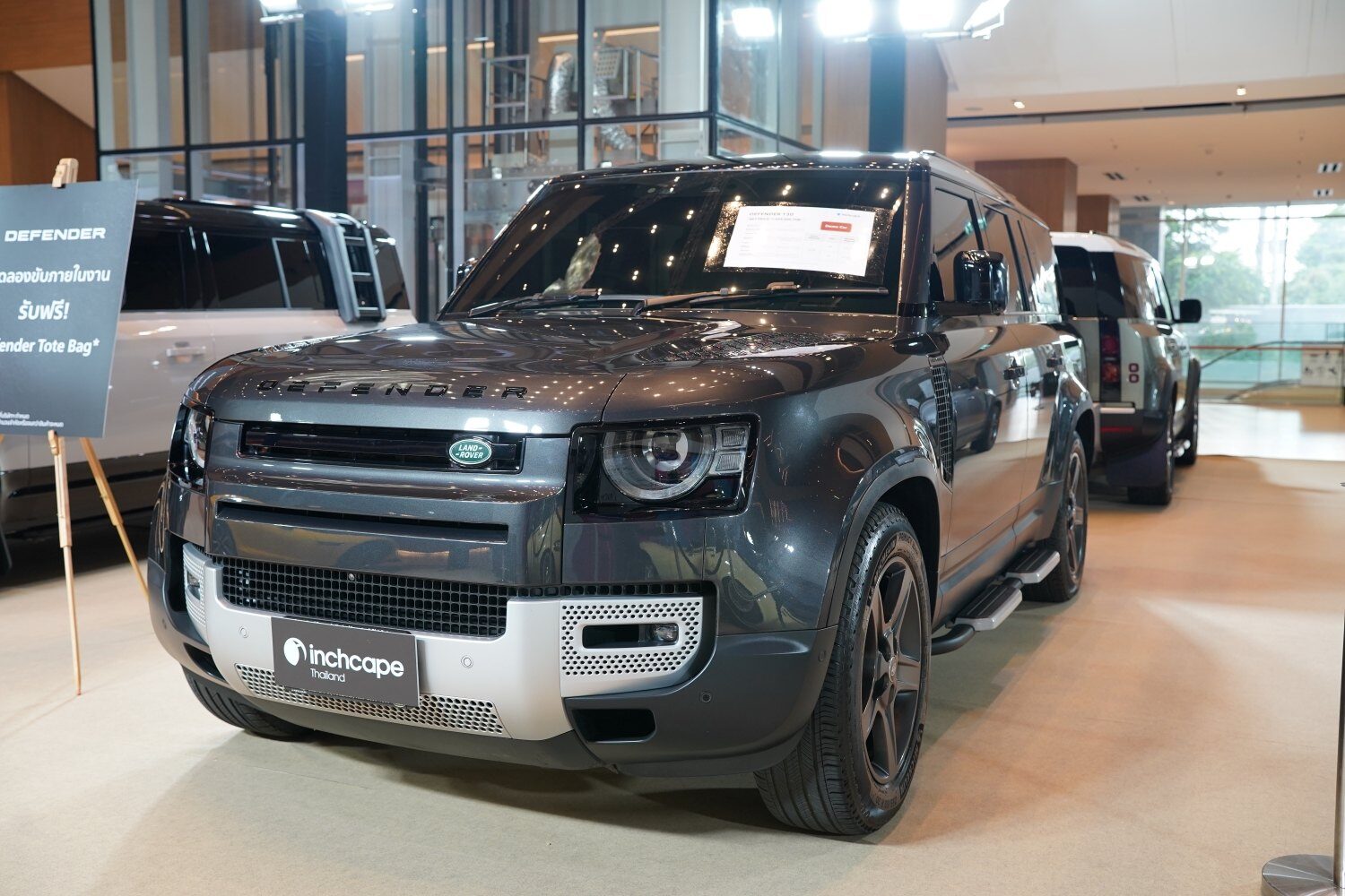 Defender สีเทาเข้มในงาน INCHCAPE PRE-OWNED SALE 2026