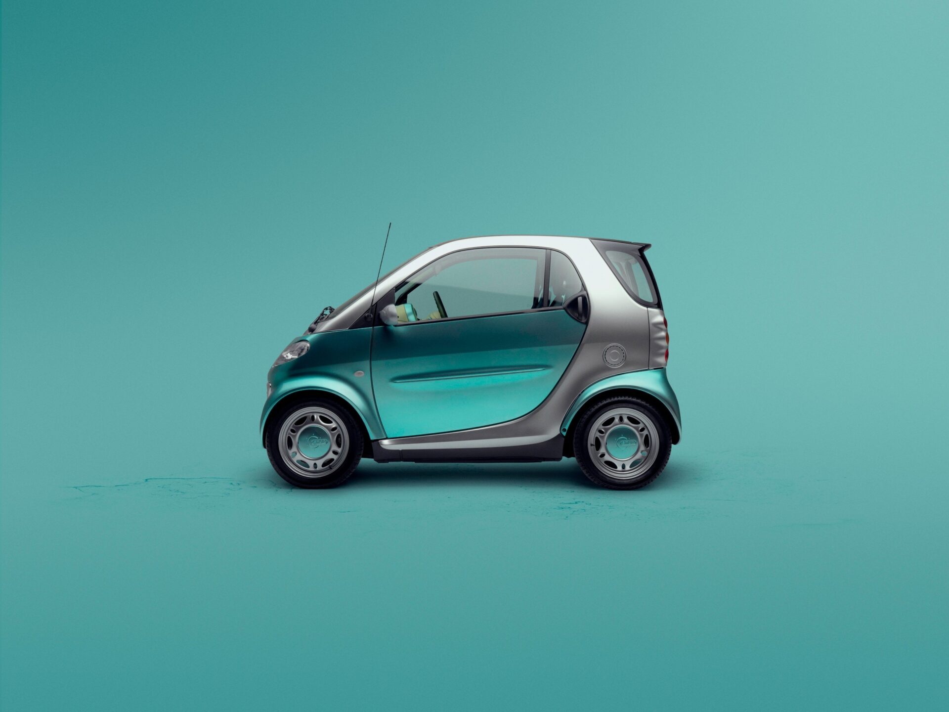 smart fortwo city coupé สีเขียวอมฟ้า มุมข้าง
