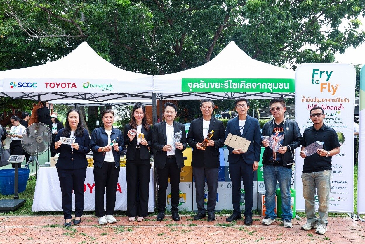 ผู้ร่วมงานที่บูธจุดรับขยะรีไซเคิลจากชุมชน
