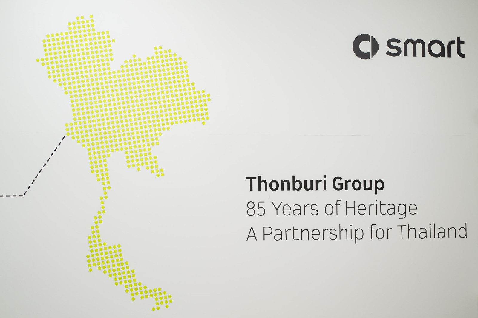 ป้าย Thonburi Group 85 Years of Heritage ในงานเปิดตัว smart