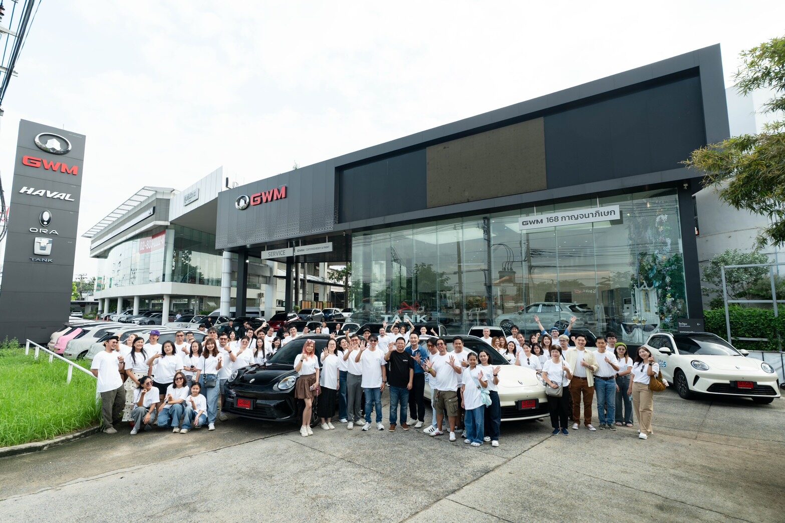 ผู้ร่วมกิจกรรม ORA 5 HEV: Fun to Drive ถ่ายภาพหมู่หน้าโชว์รูม GWM
