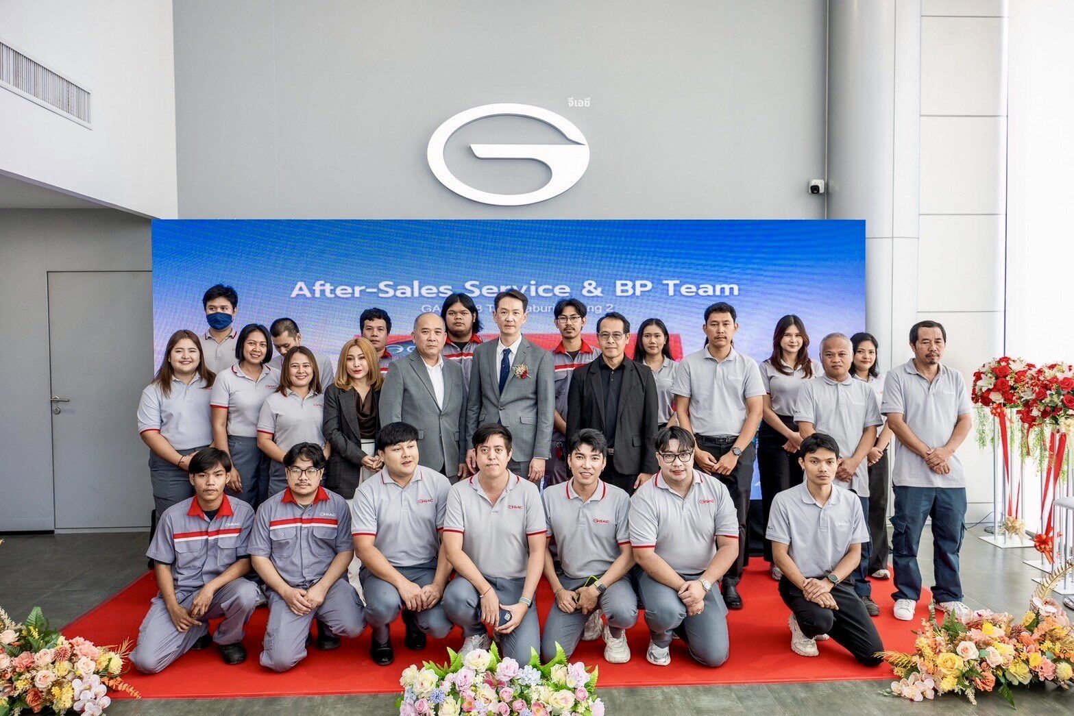 ทีมช่างบริการหลังการขายและ BP Team ถ่ายภาพหมู่กับผู้บริหารในศูนย์