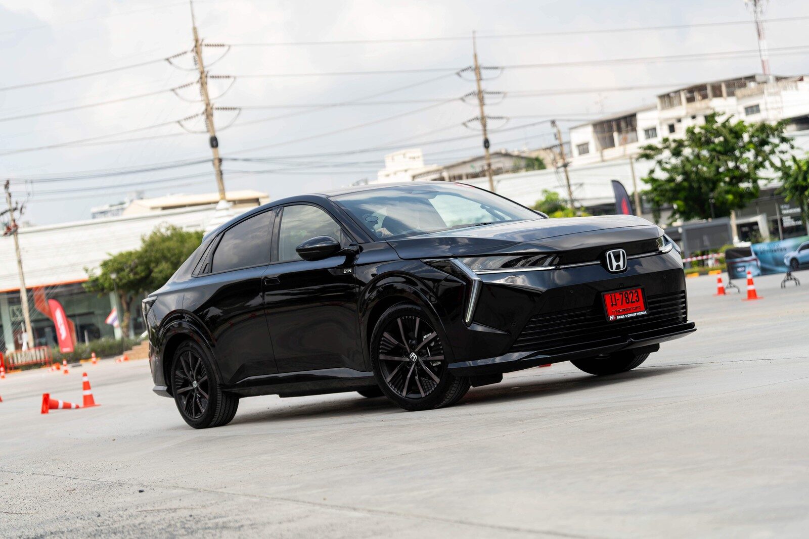 Honda e:N2 สีดำวิ่งผ่านแนวกรวยบนลานทดสอบ