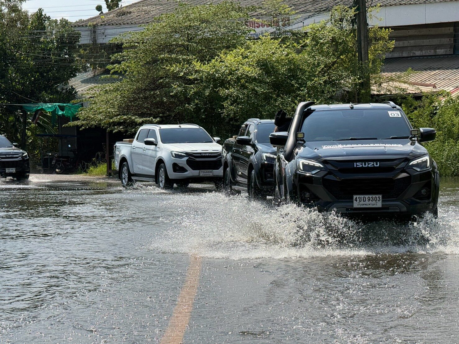 คาราวานรถกระบะ Isuzu D-MAX วิ่งลุยน้ำท่วมเข้าพื้นที่ประสบภัย