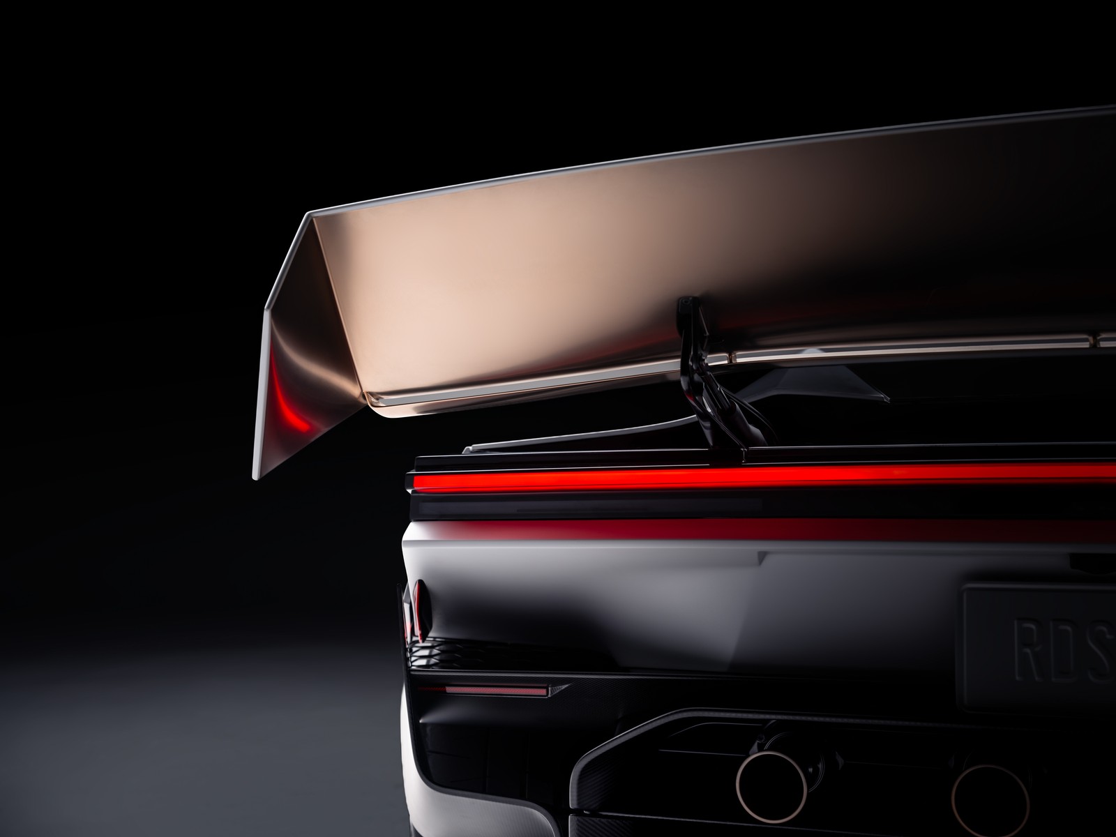 ปีกท้ายและไฟท้ายพาดยาวของ Roadster มุมใกล้