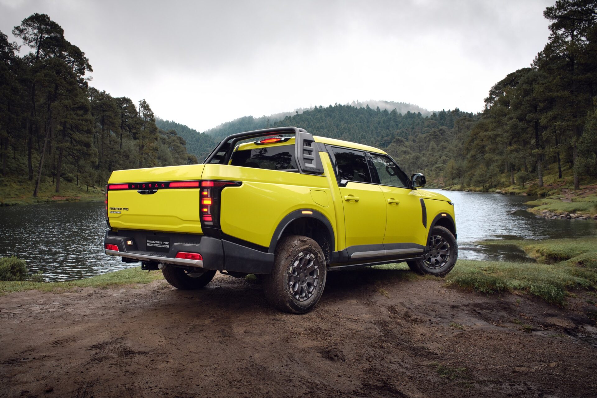 Nissan Frontier Pro มุมหลังเฉียงริมทะเลสาบ เห็นไฟท้ายและกระบะ