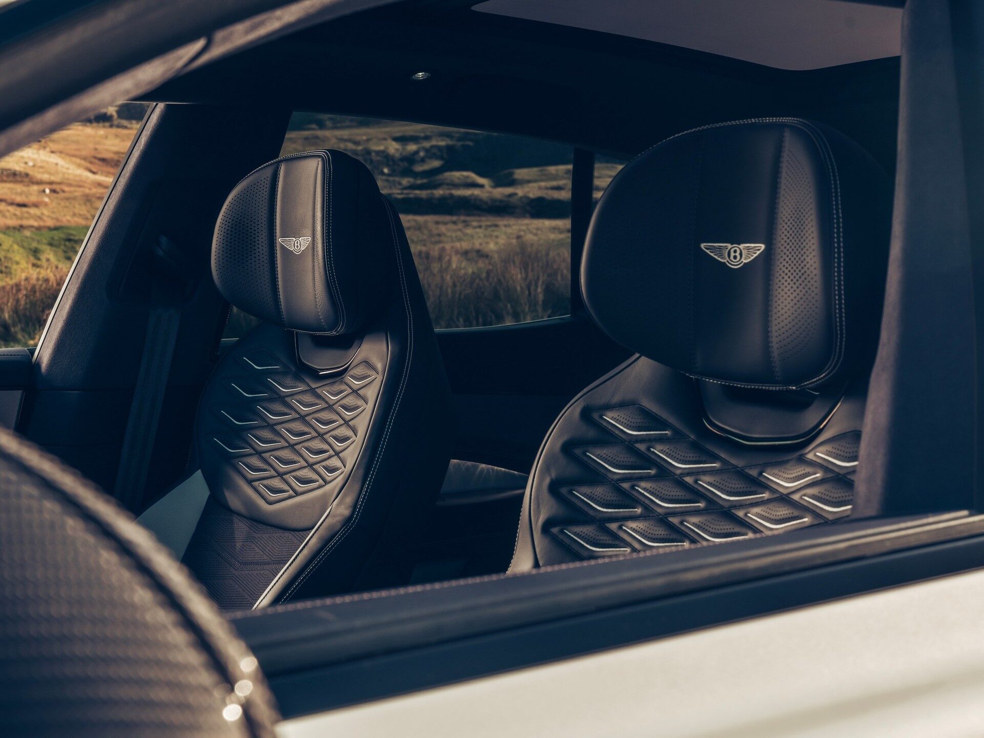 เบาะหน้า Bentley Torcal First Edition เย็บลายเฉพาะรุ่น