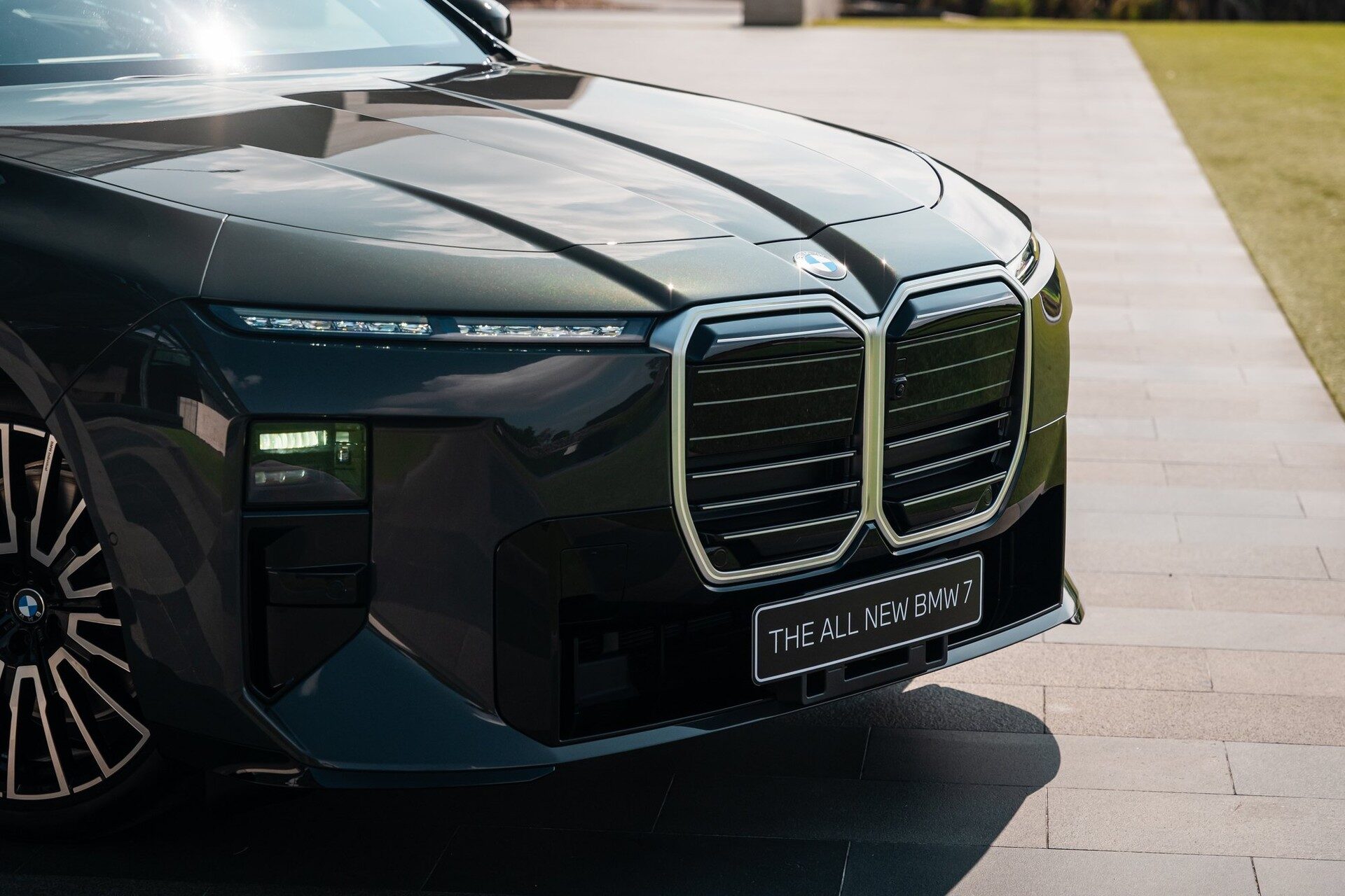 กระจังหน้า BMW Kidney Iconic Glow ของ BMW ซีรีส์ 7 ใหม่