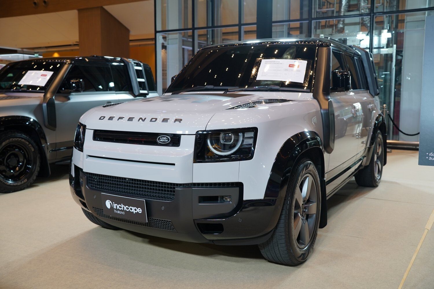 Defender สีขาวหลังคาดำในงาน INCHCAPE PRE-OWNED SALE 2026