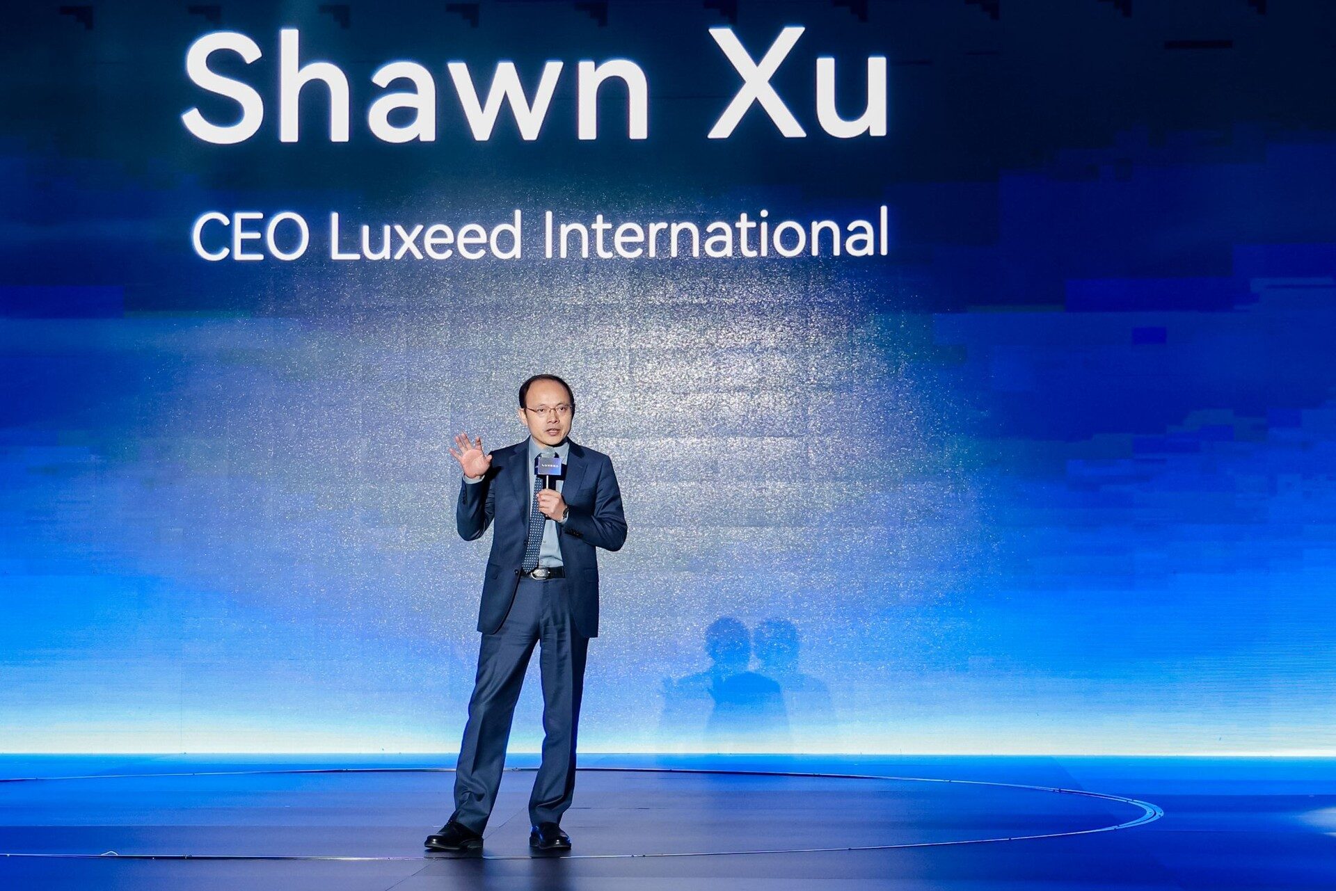 Shawn Xu ซีอีโอ Luxeed International บนเวที