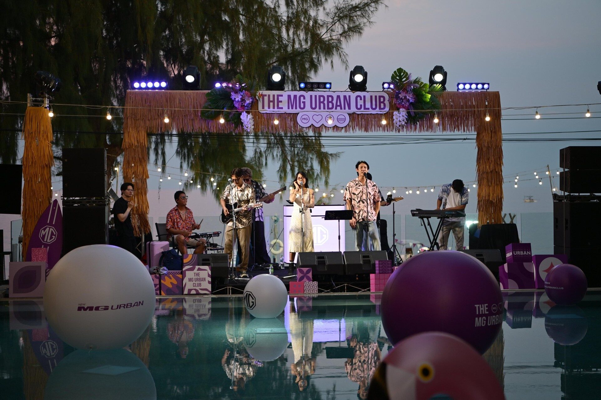 เวทีกิจกรรม THE MG URBAN CLUB ริมสระน้ำช่วงค่ำ