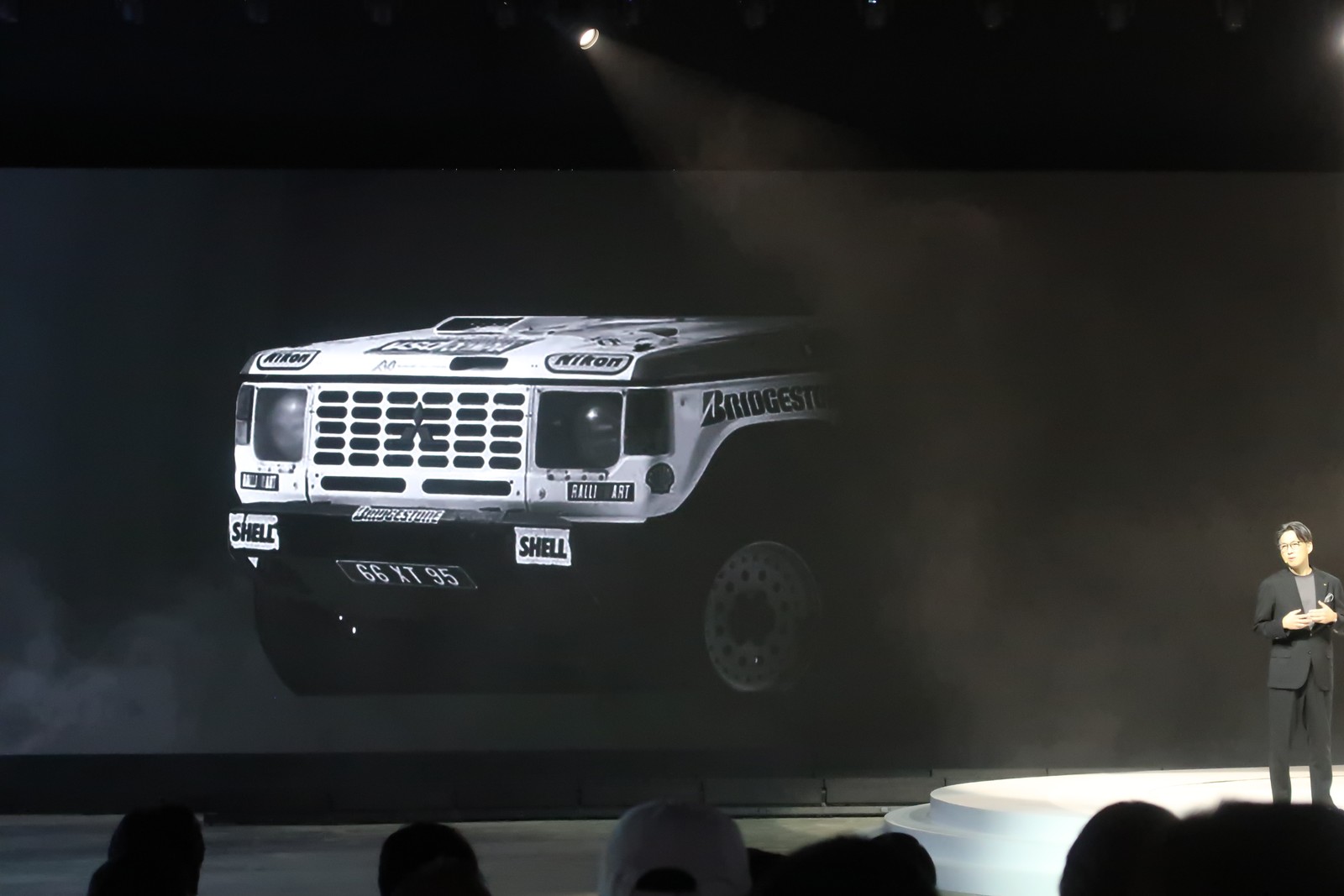 Pajero รุ่นแรกในชุดแข่งดาการ์ แรลลี่ บนจอในงานเปิดตัว