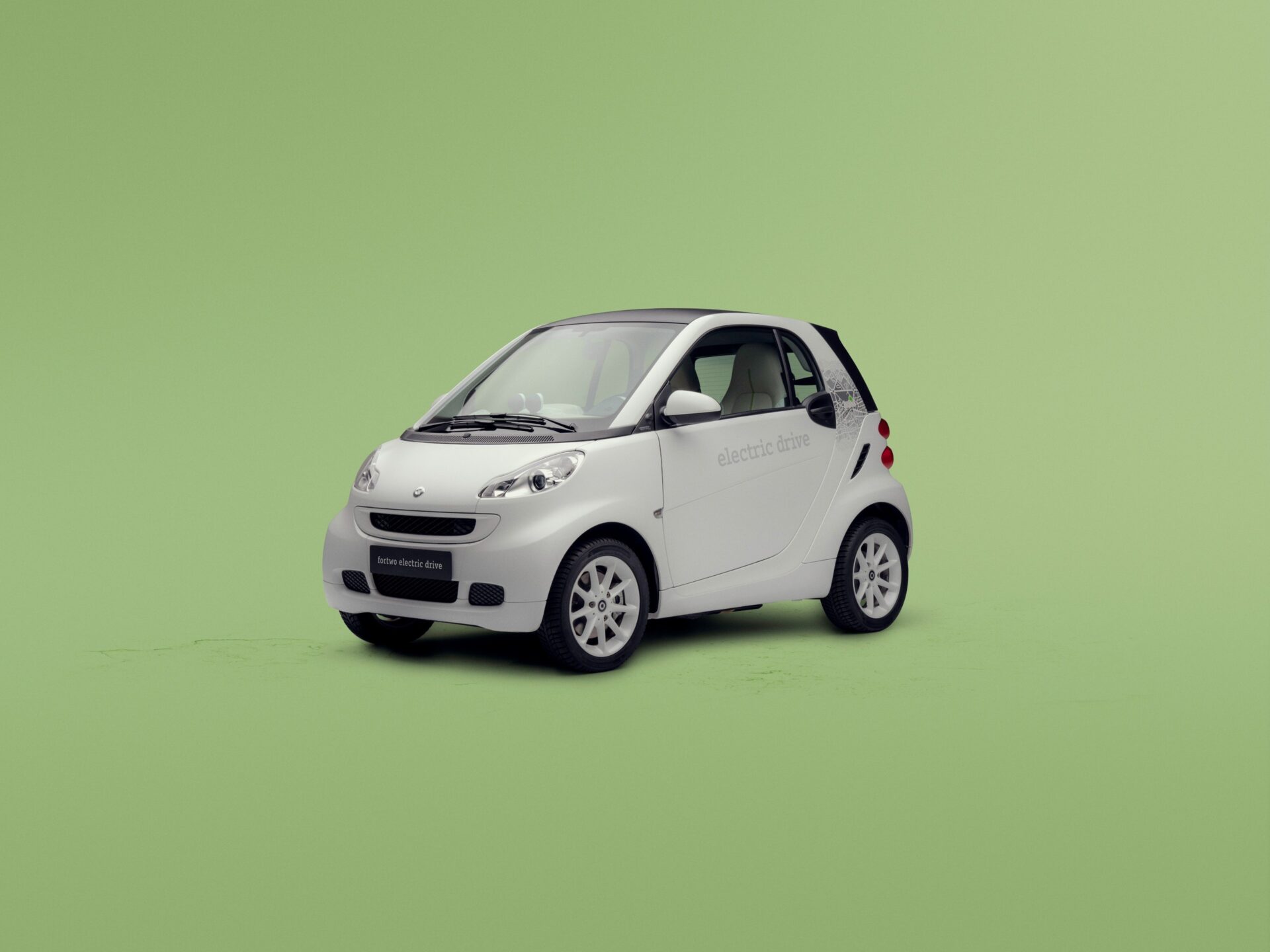 smart electric drive สีขาว มุมหน้าเฉียง
