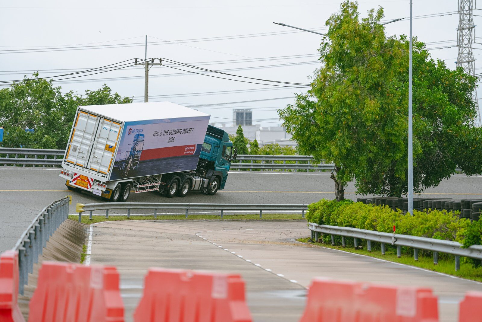 รถบรรทุก UD Quester เข้าโค้งบนแทร็กความเร็วสูง TPRO Training Center