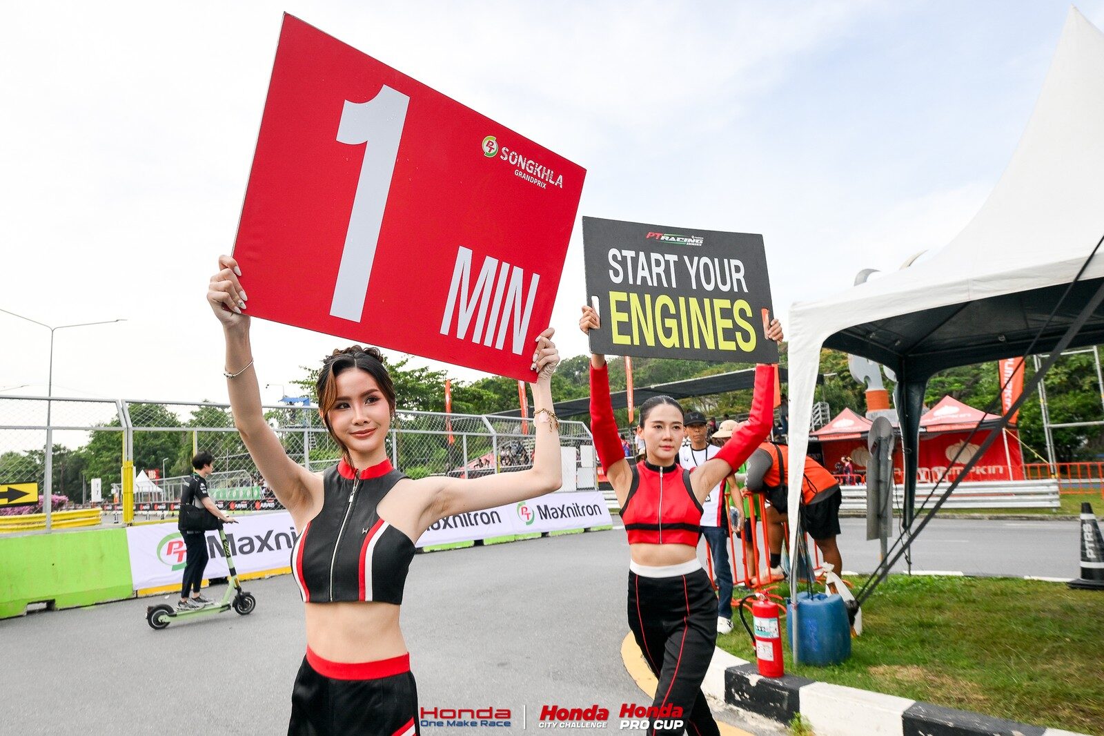 ป้ายสัญญาณ 1 นาทีก่อนออกสตาร์ทบนกริด Honda One Make Race 2026