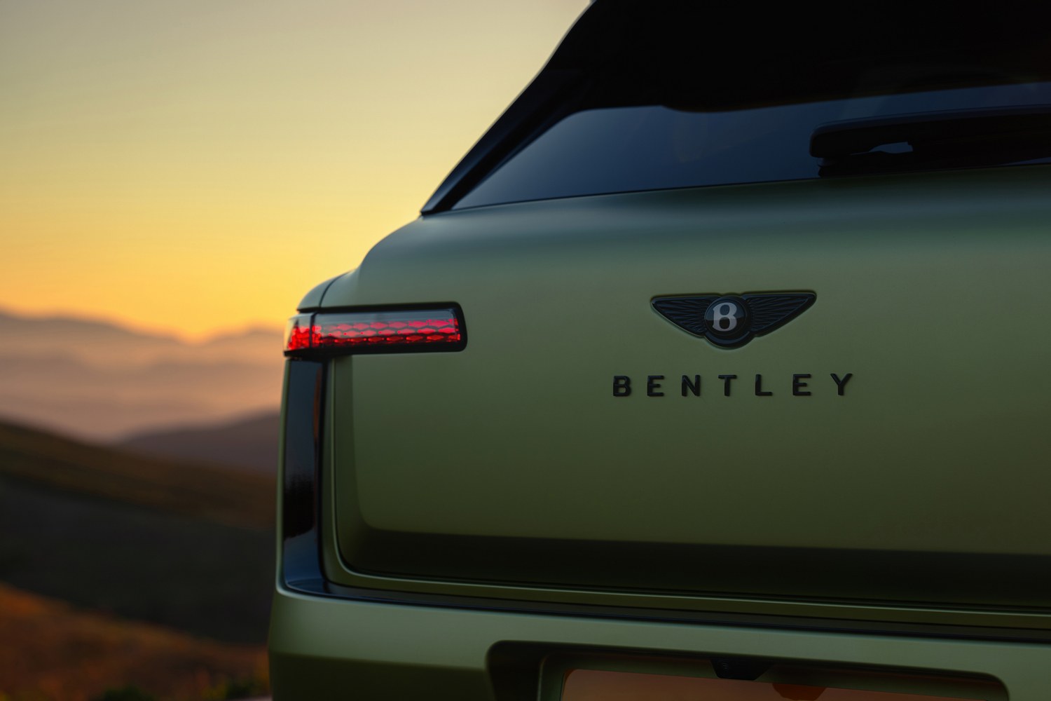 โลโก้ Bentley และไฟท้ายของ Torcal ในแสงยามเย็น