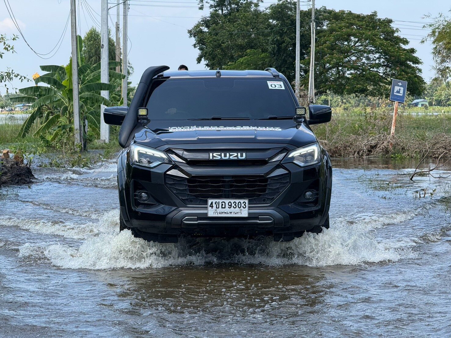 Isuzu D-MAX V-Cross ลุยน้ำท่วมลึก