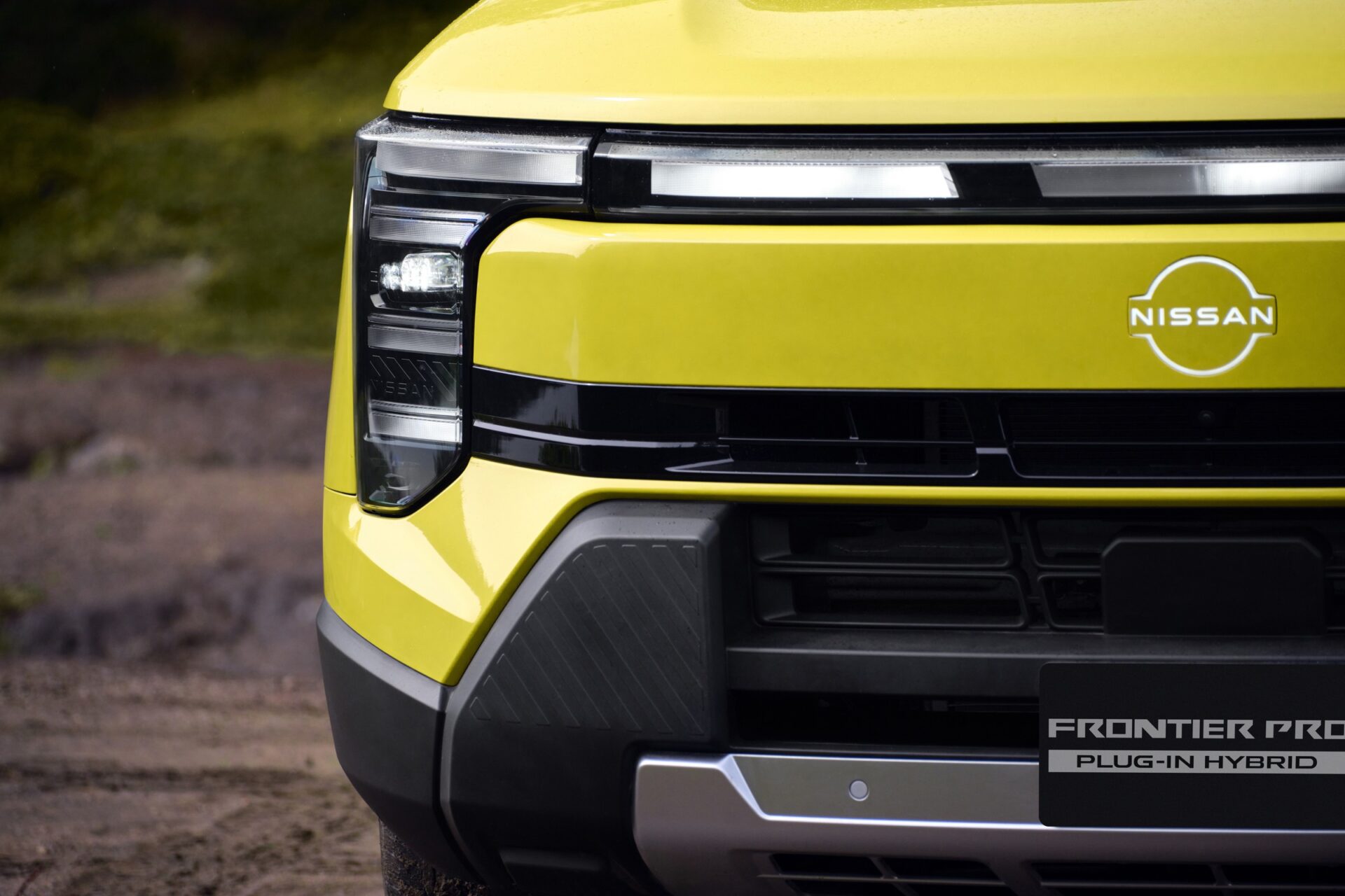 ภาพใกล้ไฟหน้า LED และโลโก้ Nissan ที่กระจังหน้า Frontier Pro