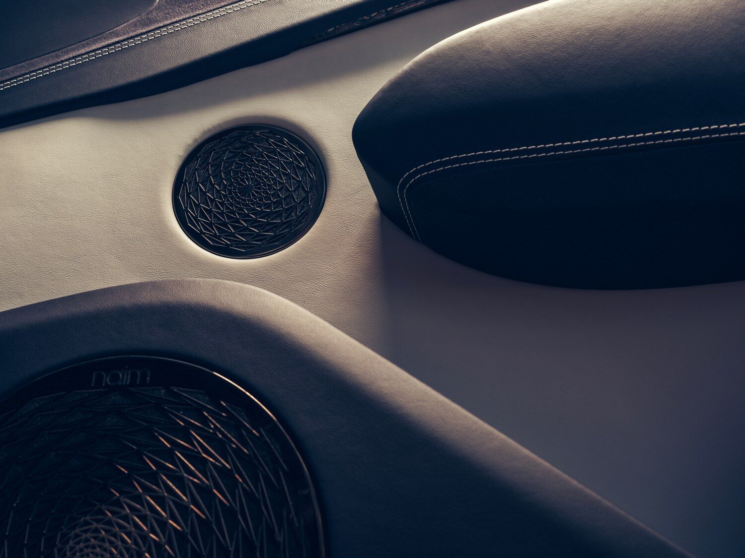 ลำโพงเครื่องเสียง Naim for Bentley ในห้องโดยสาร Torcal