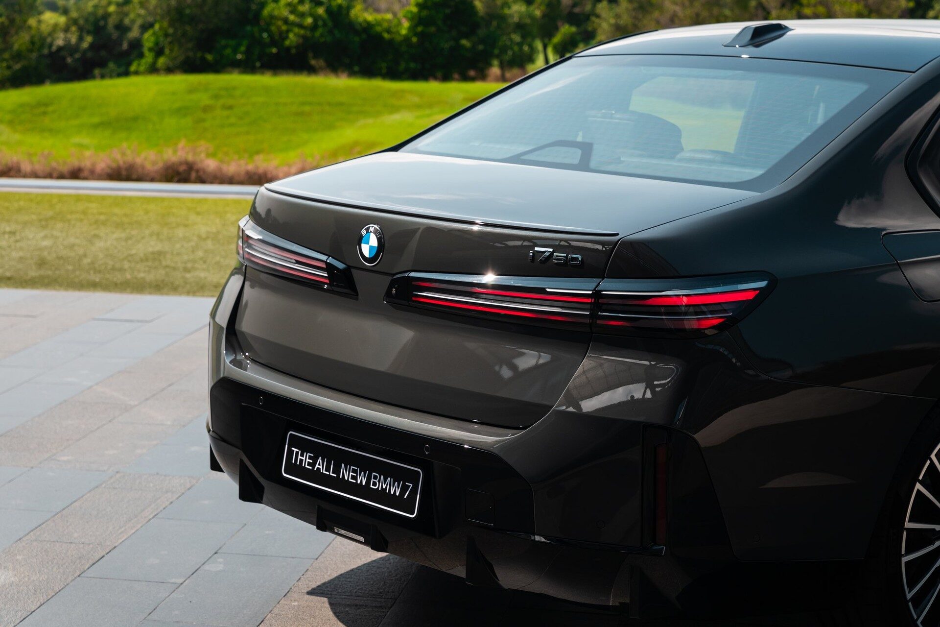 ท้ายรถ BMW ซีรีส์ 7 ใหม่ ไฟท้ายดีไซน์ใหม่
