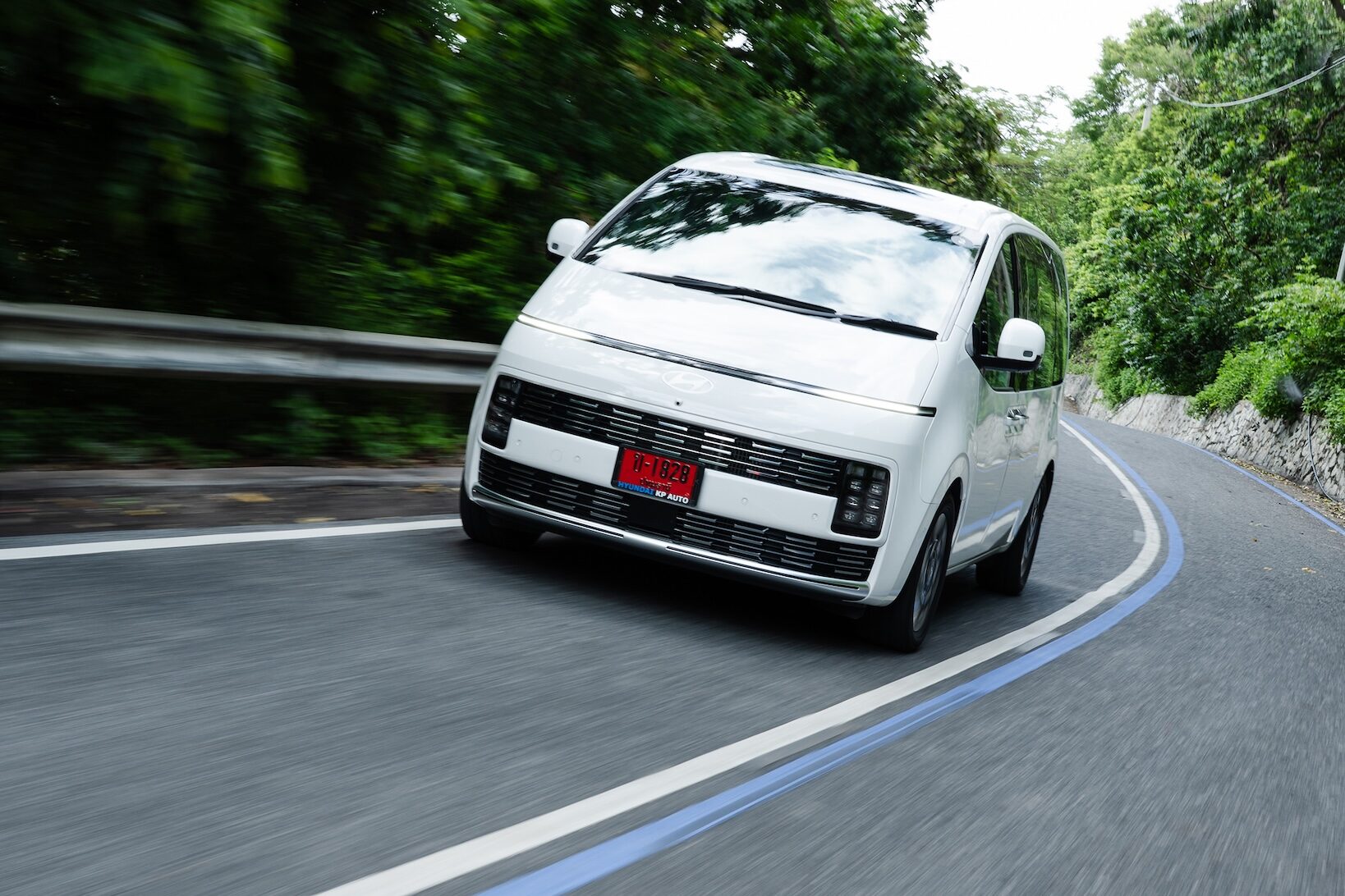 Hyundai STARIA Hybrid 2026 สีขาว ด้านหน้า ขณะเข้าโค้ง