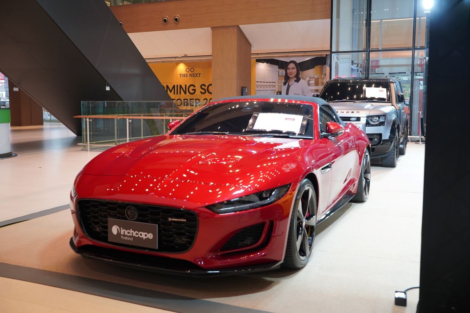Jaguar F-TYPE สีแดงในงาน INCHCAPE PRE-OWNED SALE 2026
