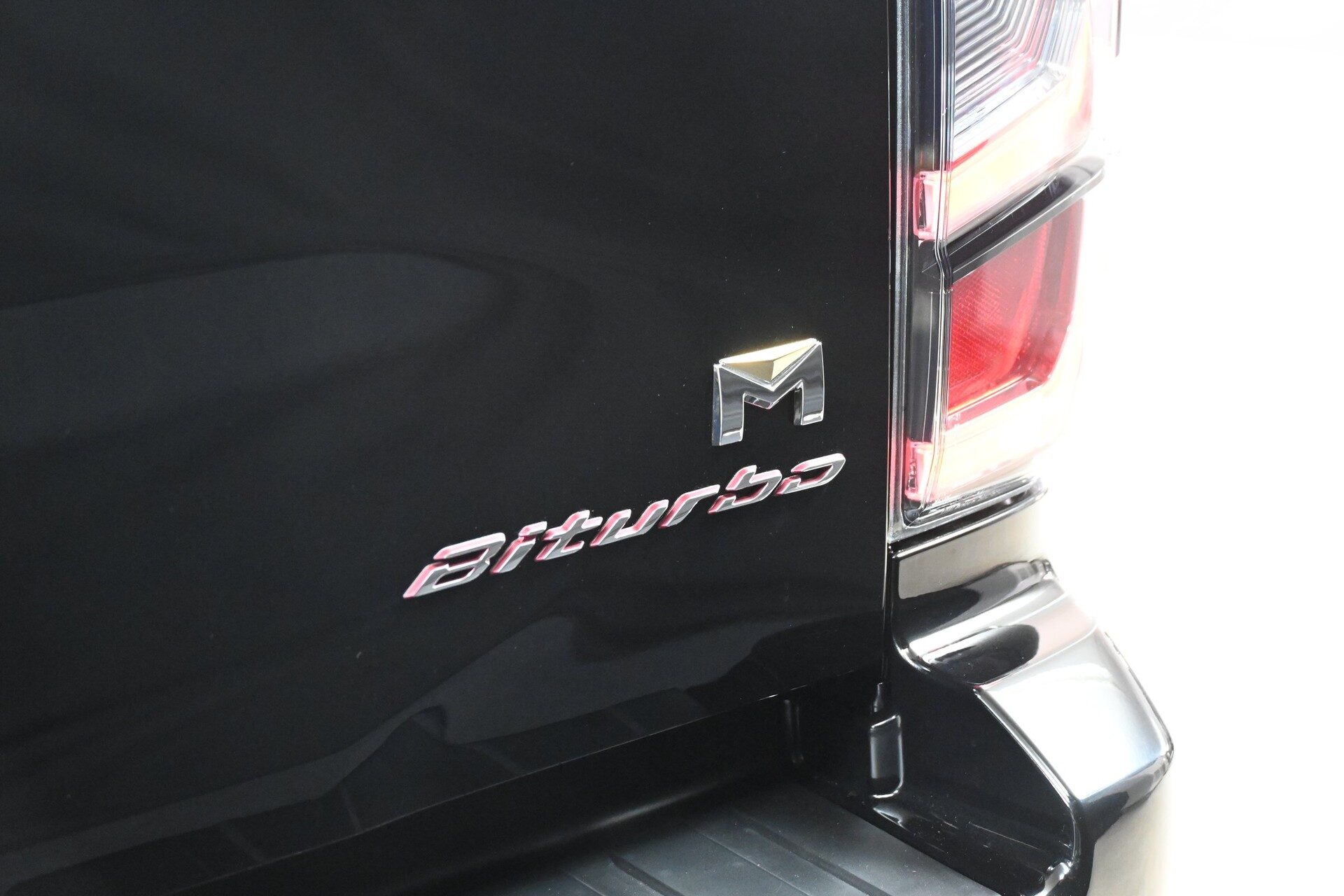 โลโก้ Biturbo สี Chrome-Red บนฝาท้าย D-MAX