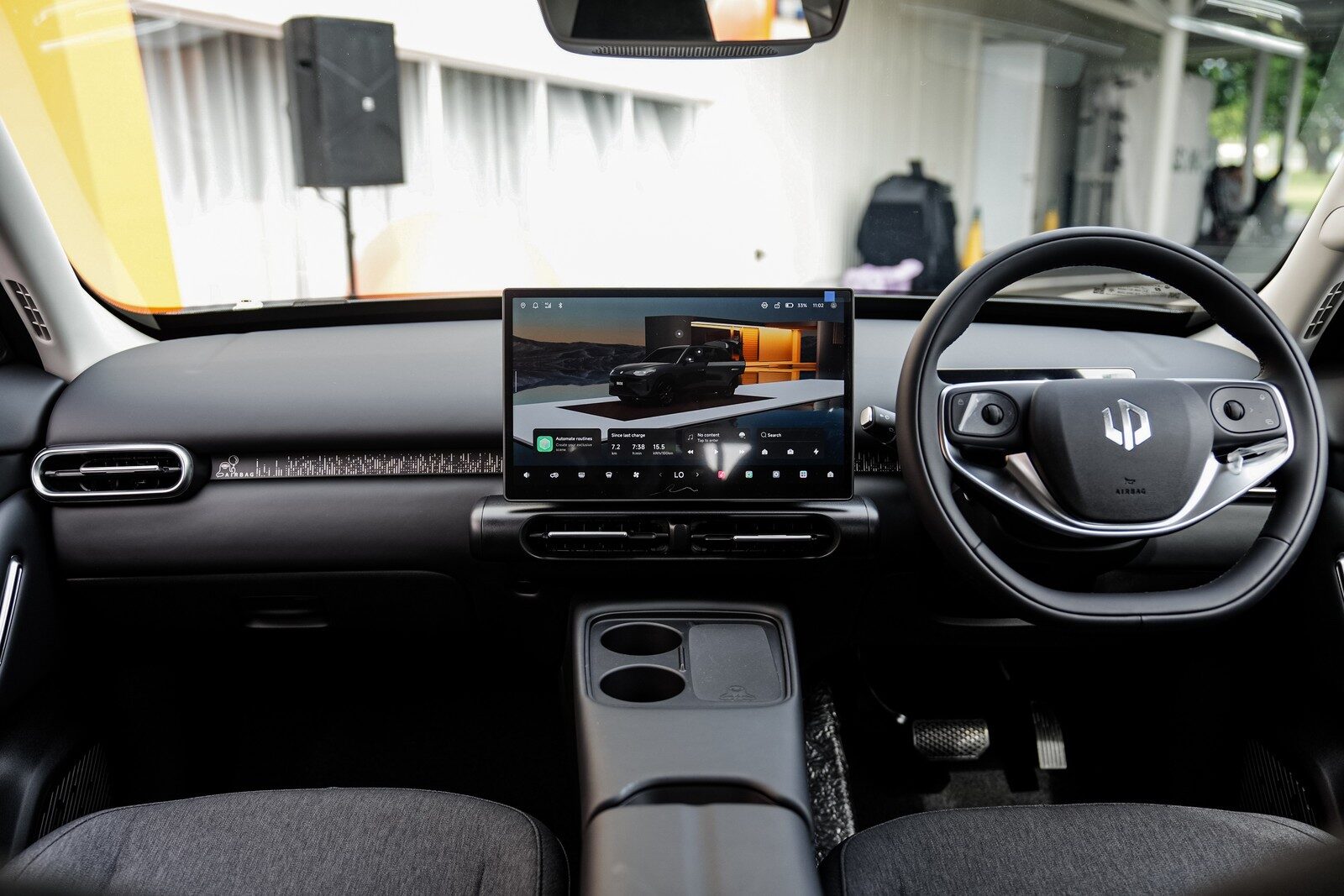 ภายใน Leapmotor B03X พวงมาลัยขวา จอกลาง 14.6 นิ้ว และคอนโซลกลาง