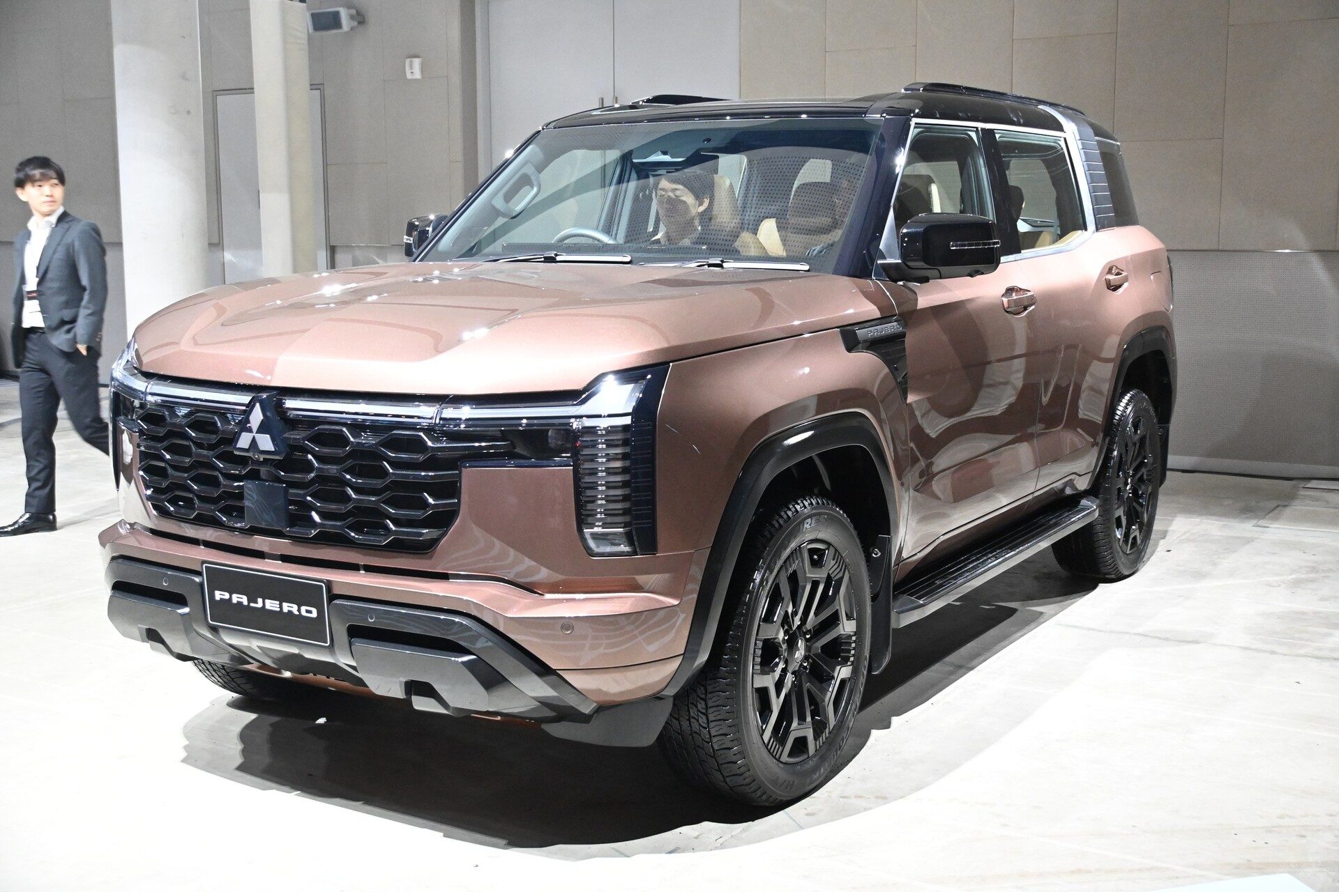 Mitsubishi Pajero Super Exceed 4WD กระจังหน้า Honeycomb สี Armour Copper