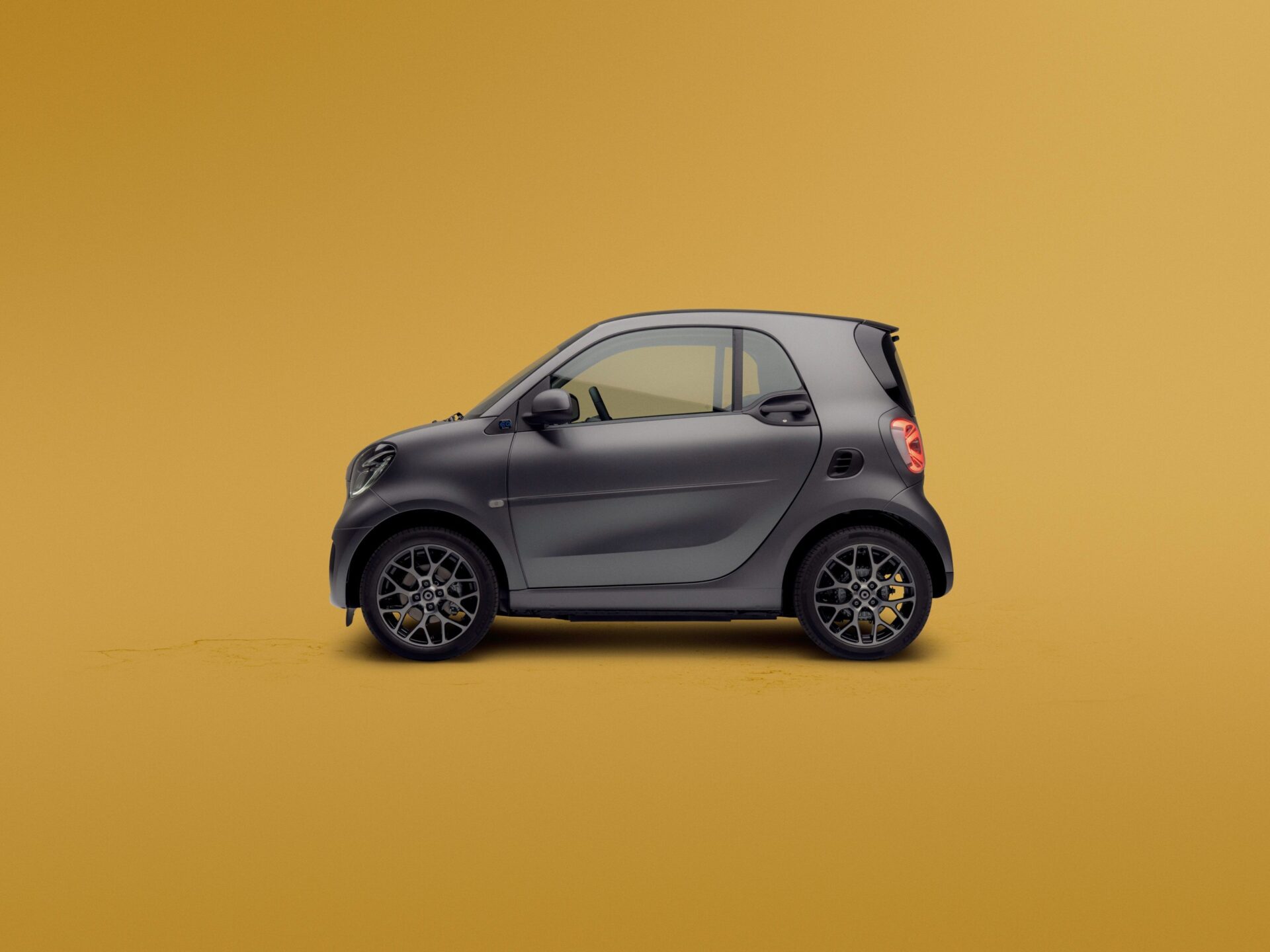 smart EQ fortwo สีเทาเข้ม มุมข้าง