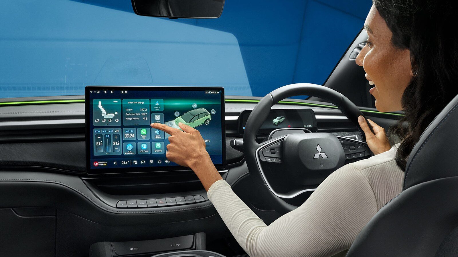 ผู้ขับใช้นิ้วแตะหน้าจอสัมผัสกลางใน Mitsubishi ASX VR-e