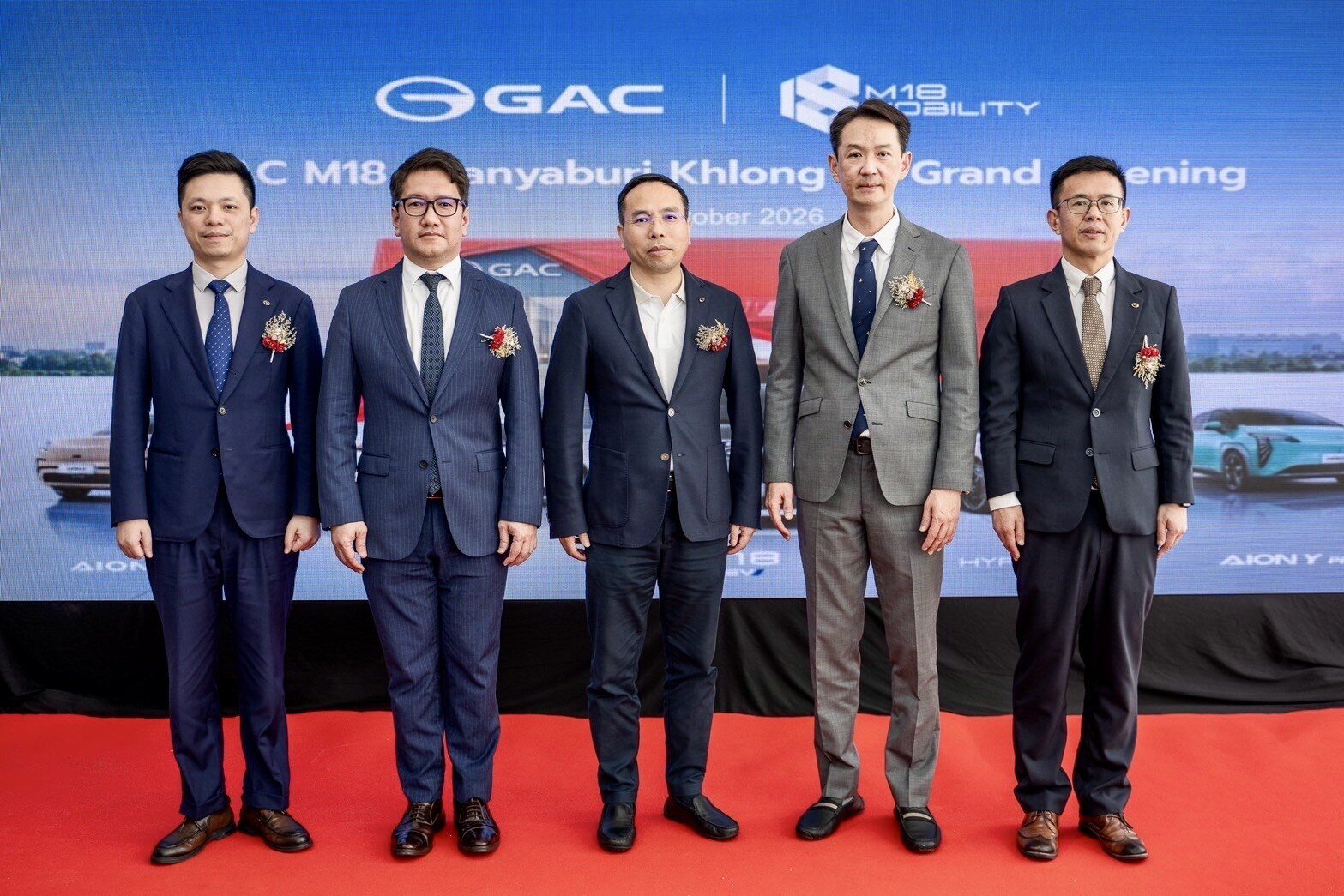 ผู้บริหารและแขกผู้มีเกียรติ 3 ท่านยืนหน้าอาคารศูนย์บริการ GAC