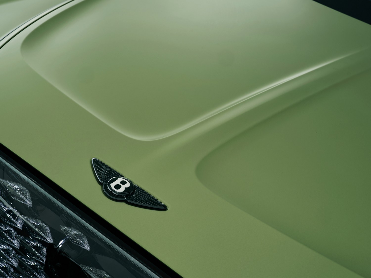 โลโก้ Bentley บนฝากระโปรงหน้า Torcal และพื้นผิวตัวถังเรียบ