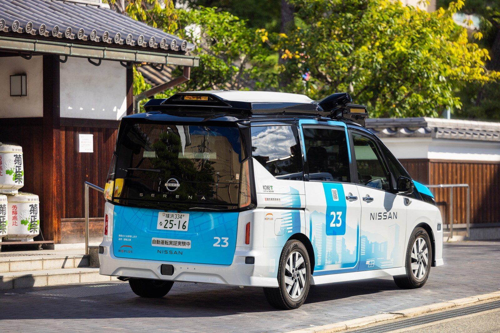 ด้านหลัง Nissan Serena ขับขี่อัตโนมัติ มีป้ายระบุว่าอยู่ระหว่างการทดสอบ