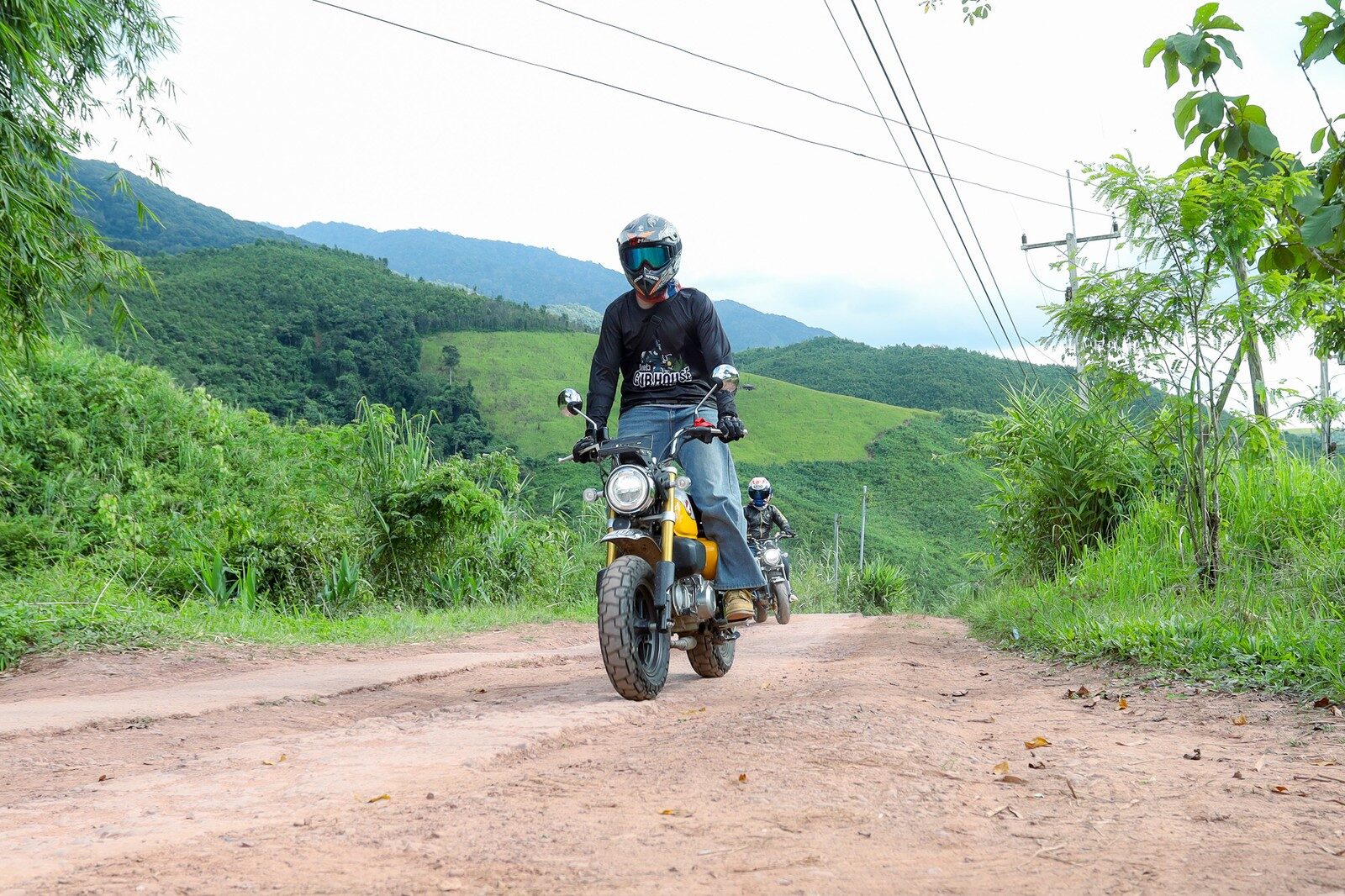Honda Monkey บนทางดินท่ามกลางวิวภูเขา