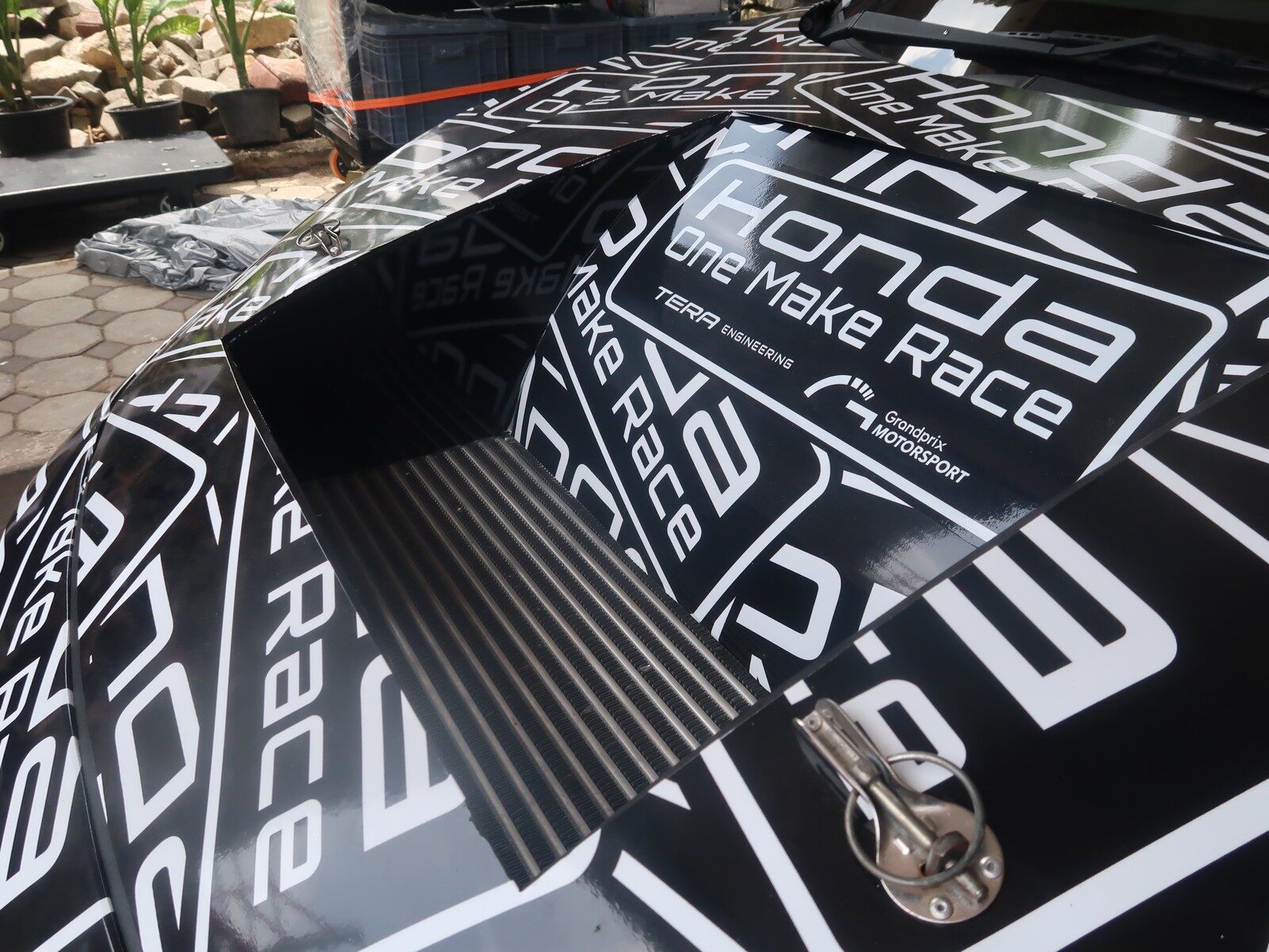 ช่องระบายบนฝากระโปรง เห็นแผงระบายความร้อนด้านใน พร้อมโลโก้ Honda One Make Race, TERA Engineering และ Grandprix Motorsport