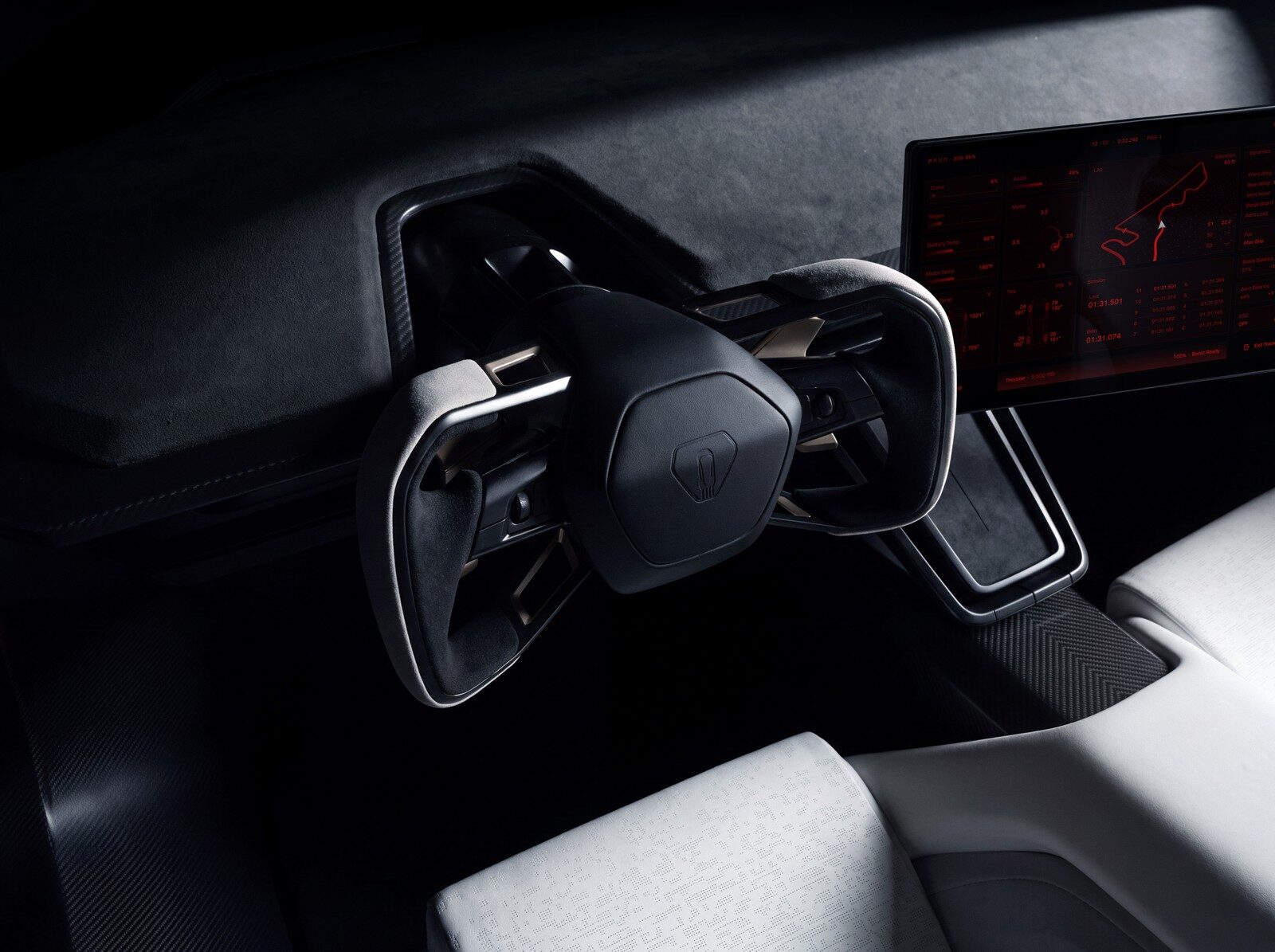 พวงมาลัยทรงเหลี่ยมและจอกลางห้องโดยสาร Roadster