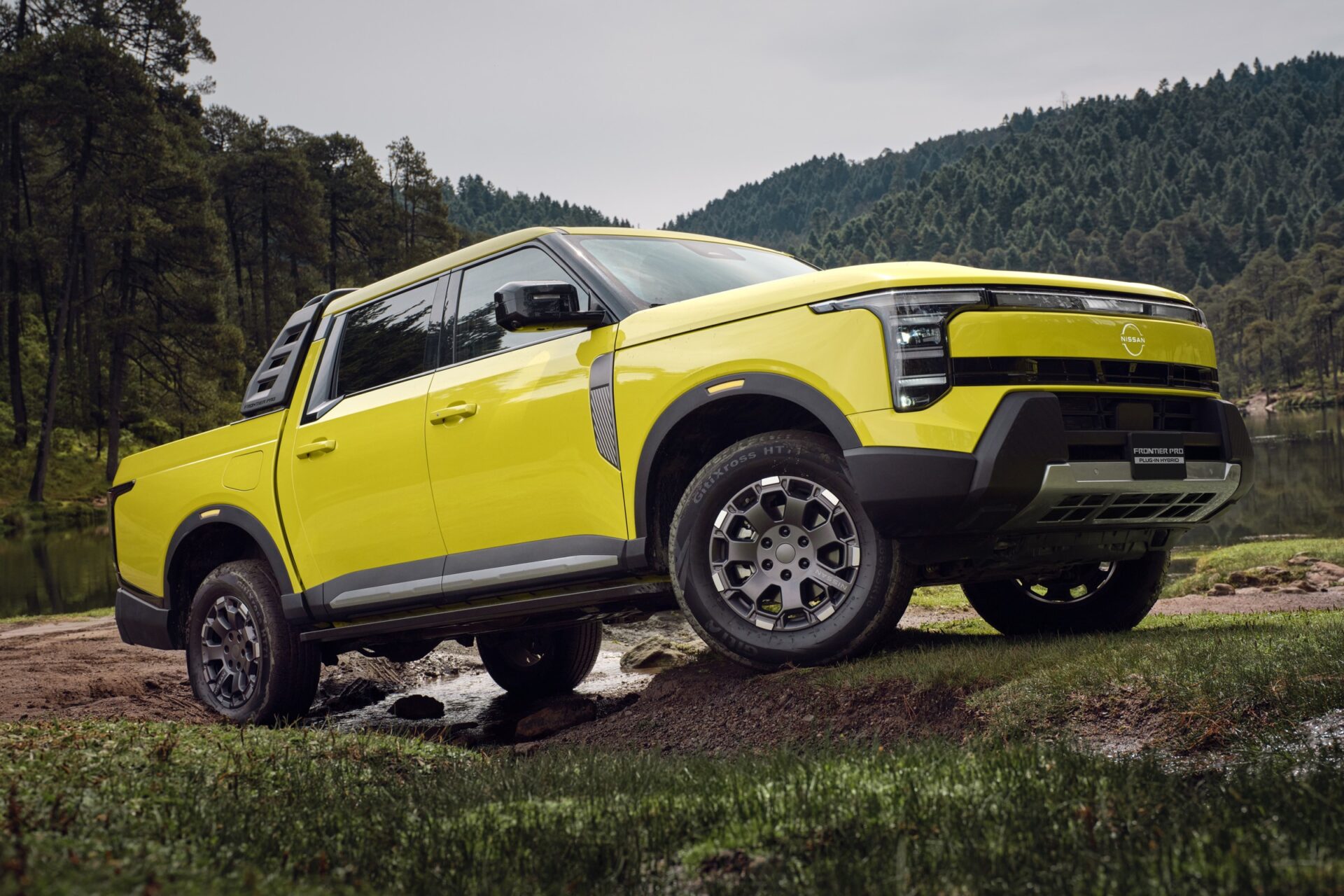 Nissan Frontier Pro มุมหน้าเฉียงต่ำ เห็นล้อและยางลายหนา
