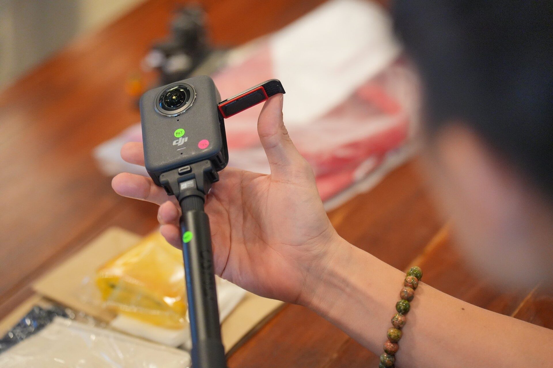 ผู้ร่วมทริปถือกล้อง DJI Osmo 360 ติดไม้เซลฟี่