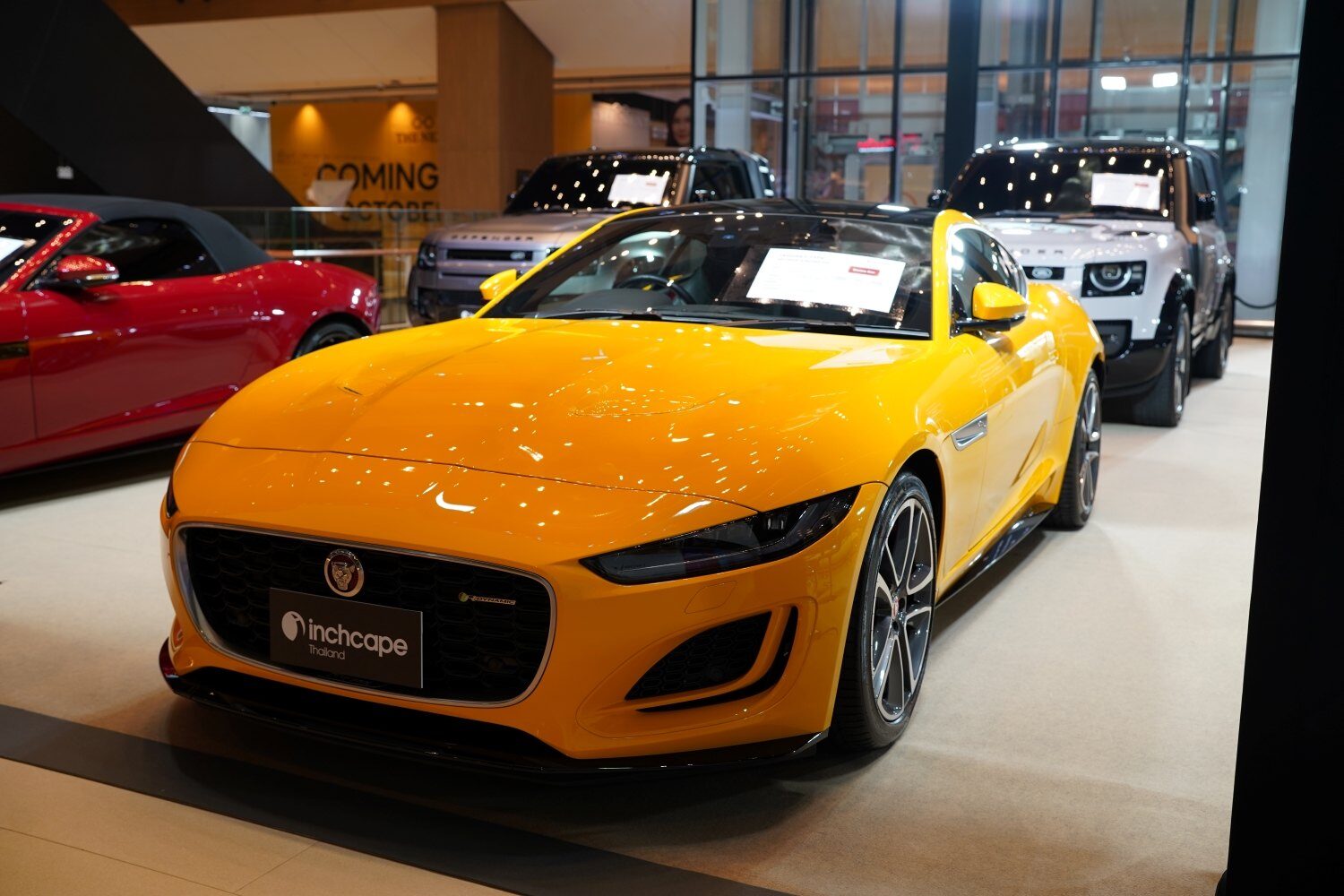 Jaguar F-TYPE สีเหลืองในงาน INCHCAPE PRE-OWNED SALE 2026