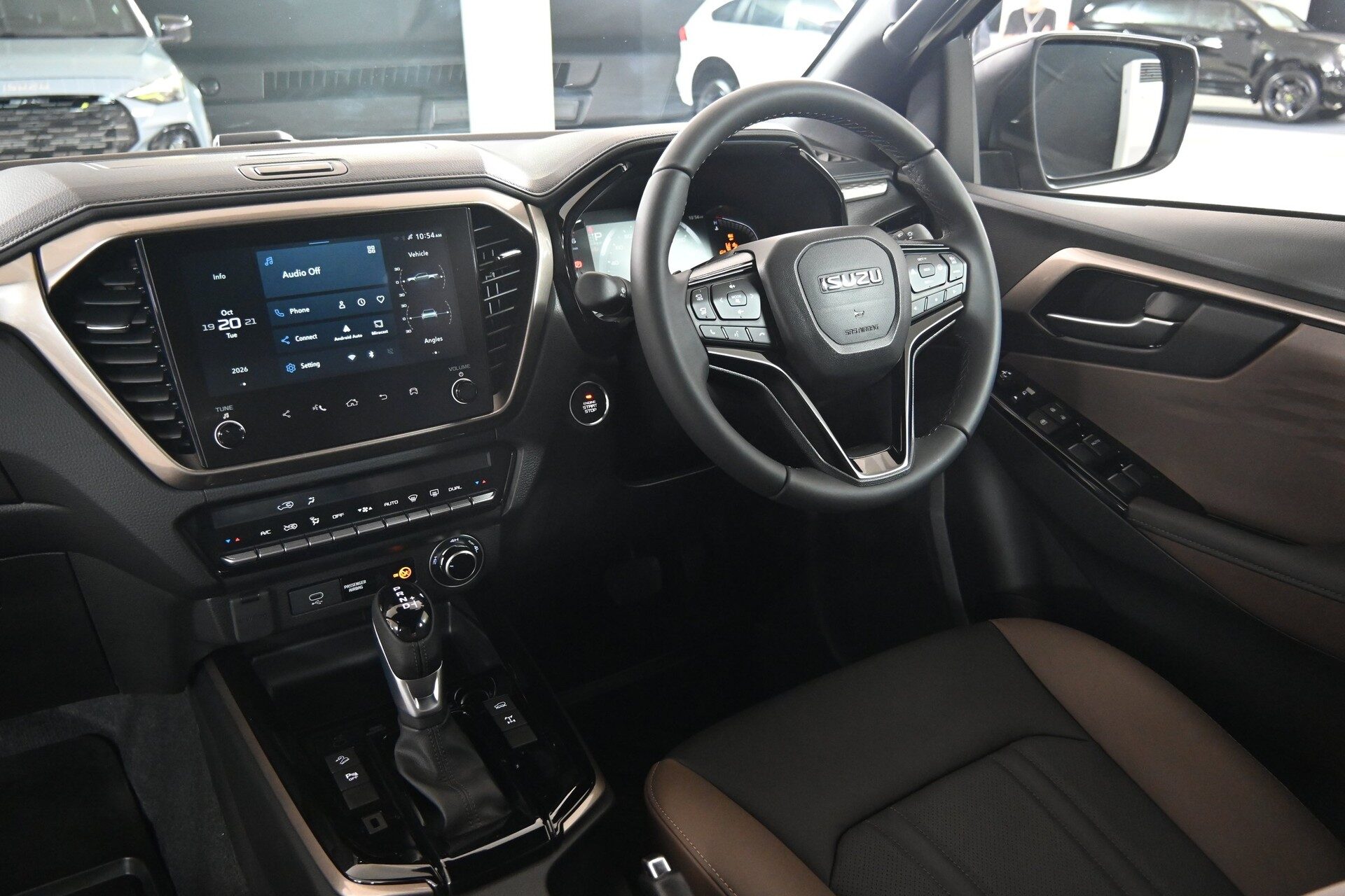 ห้องโดยสารด้านหน้า D-MAX V-CROSS เกรด M
