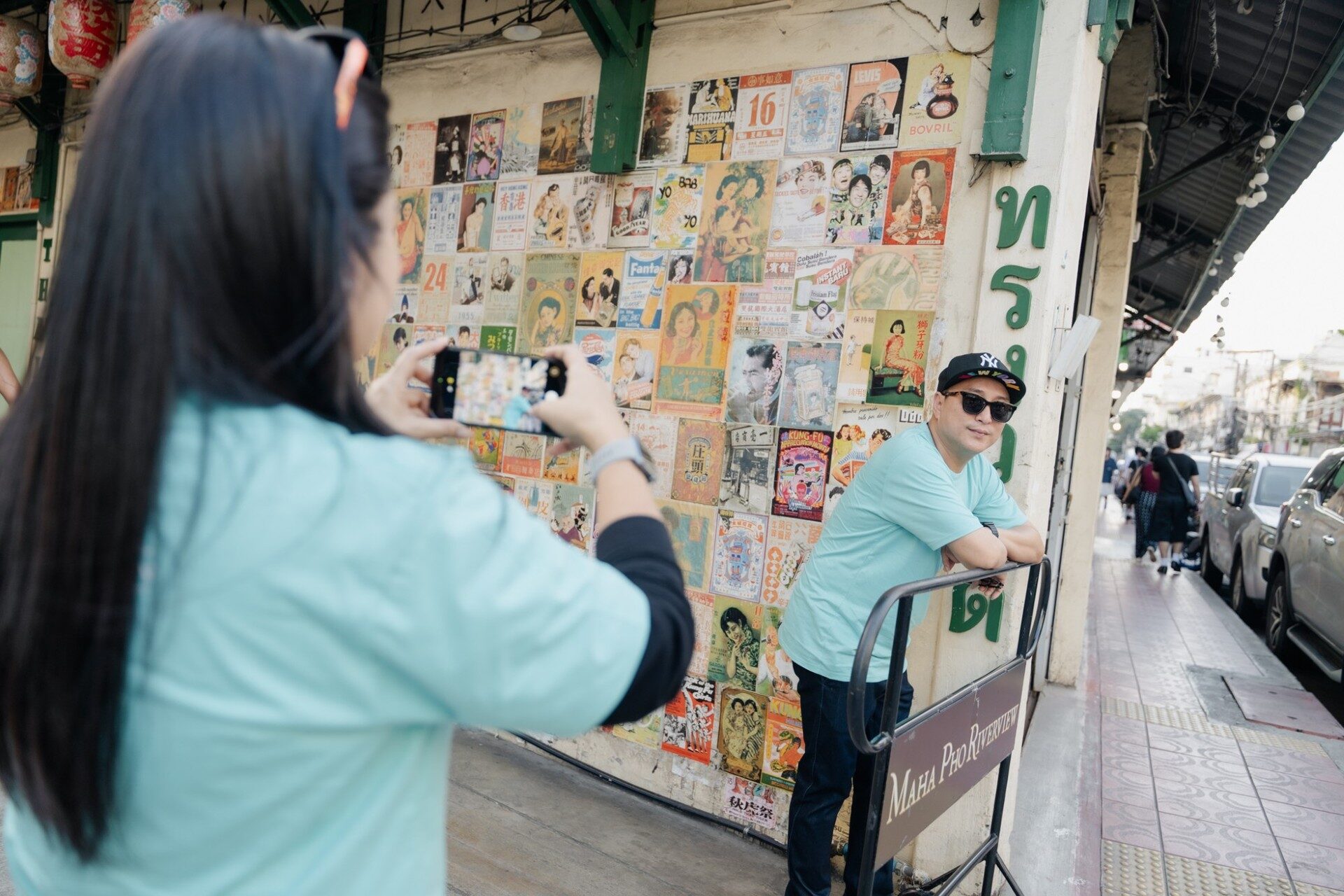 ผู้ร่วมกิจกรรม KICKS in Town แวะถ่ายภาพระหว่างเส้นทาง