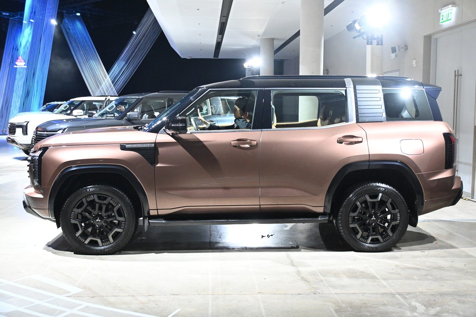 ด้านข้าง Pajero Super Exceed สีอาร์เมอร์ คอปเปอร์ หลังคาดำ
