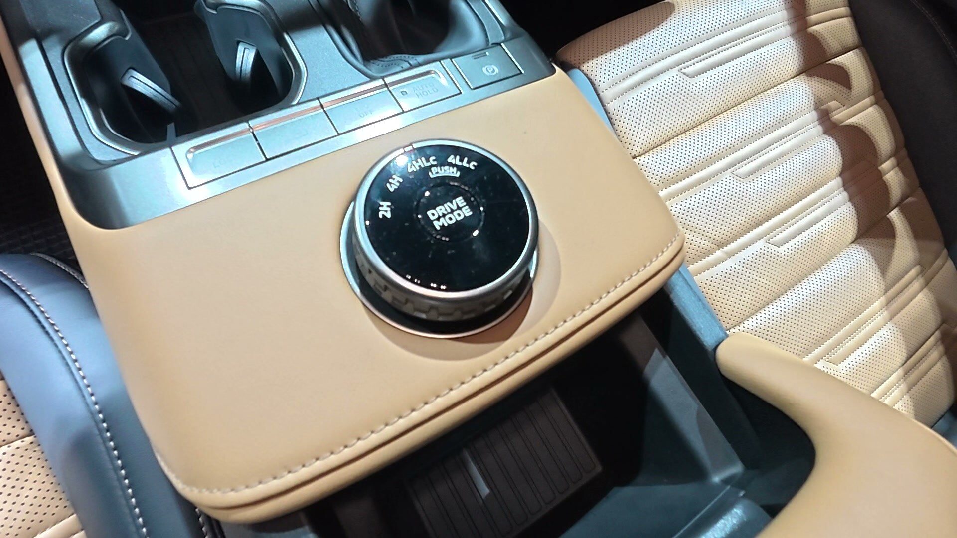 ปุ่มเลือกระบบขับเคลื่อน 2H 4H 4HLc 4LLc ใน Pajero Super Exceed 4WD