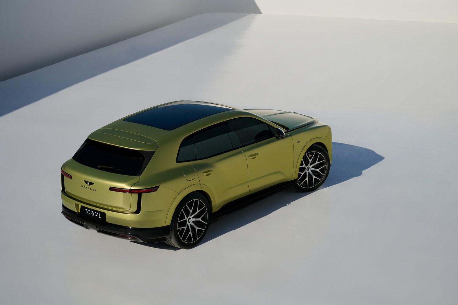 Bentley Torcal มองจากมุมสูงด้านหลัง เห็นซันรูฟกระจกและล้ออัลลอยด์